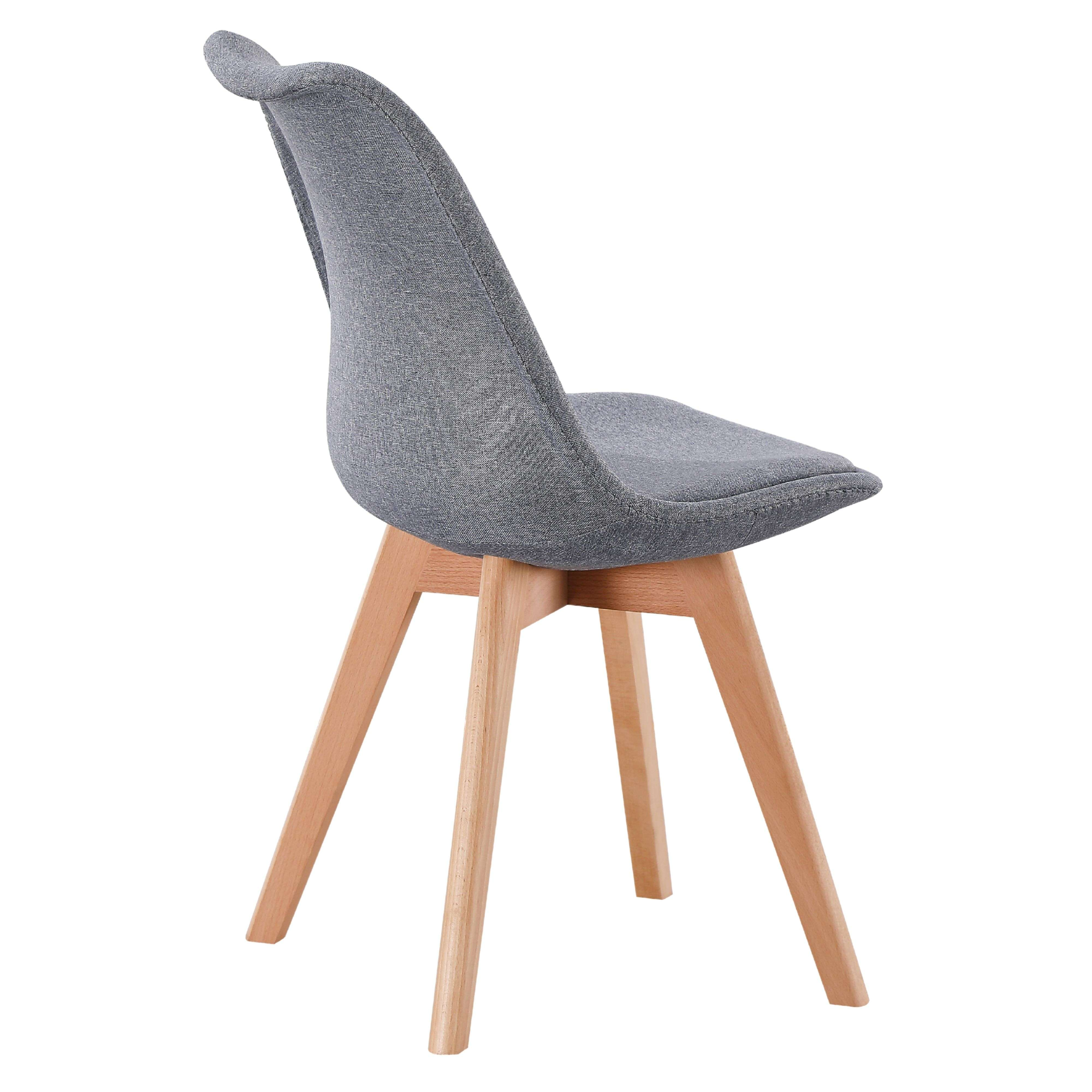 Una silla de tela gris con cuatro patas de madera, vista de lado.