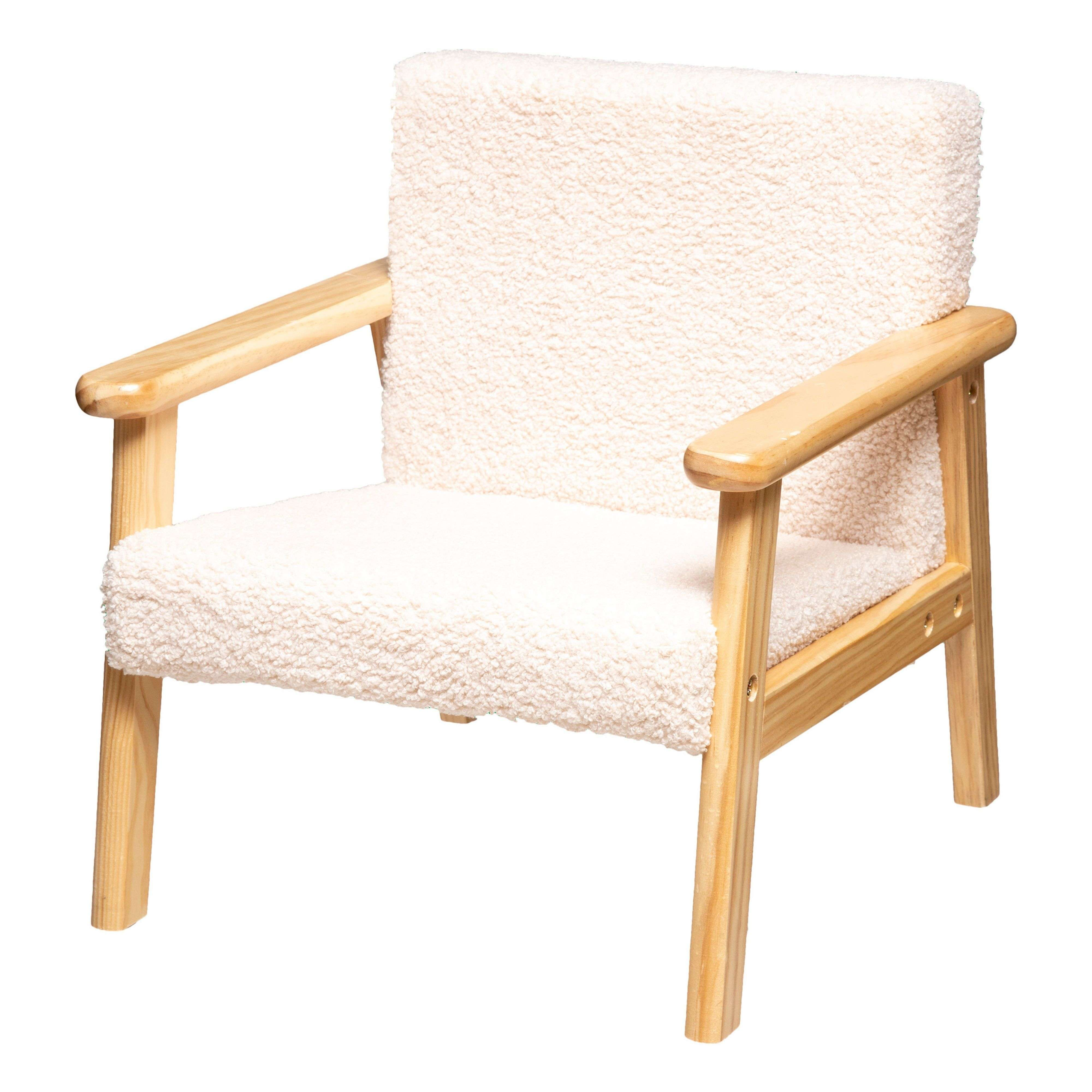Un sillón de peluche color crema con brazos y patas de madera.