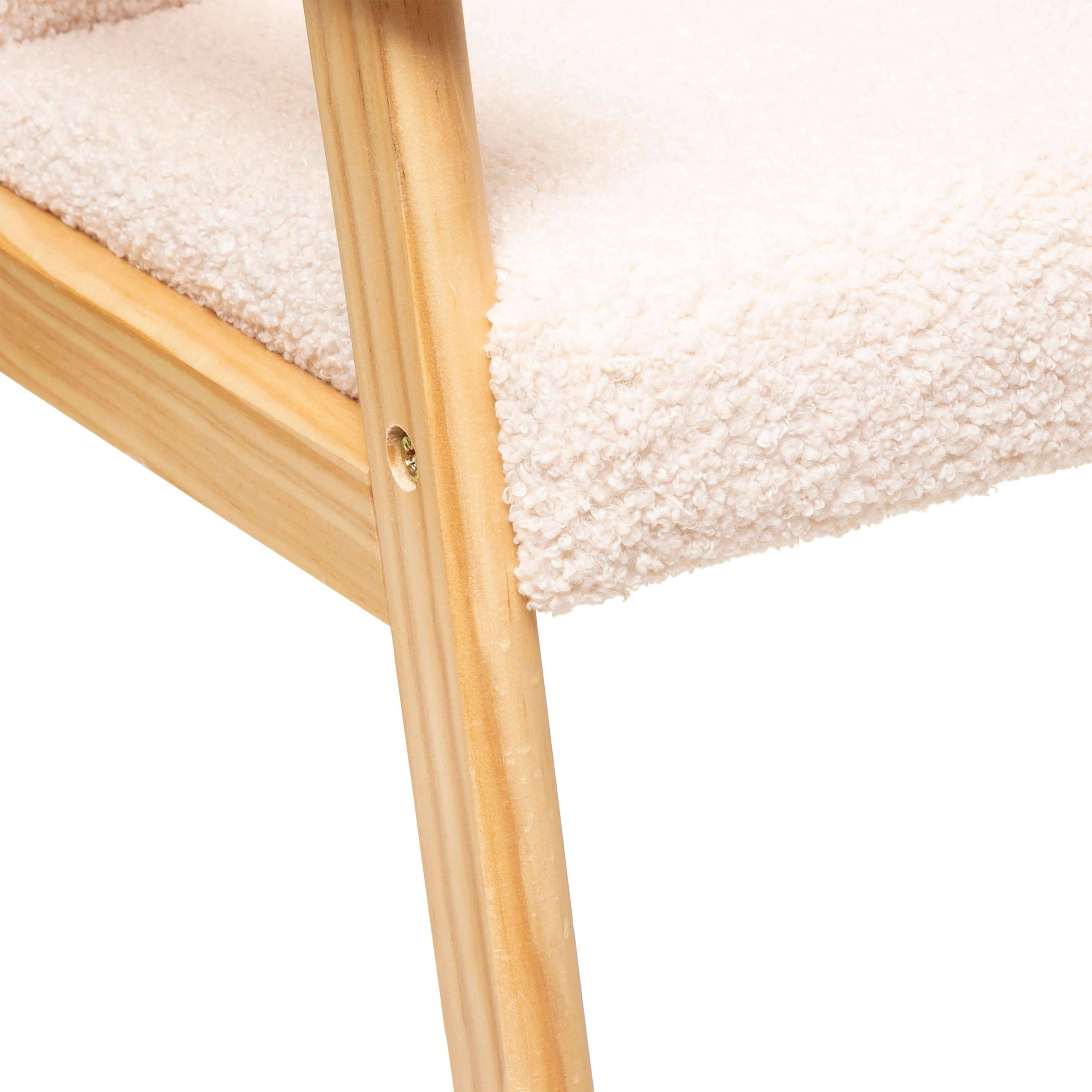 Primer plano de tela blanca de peluche y marco de madera.