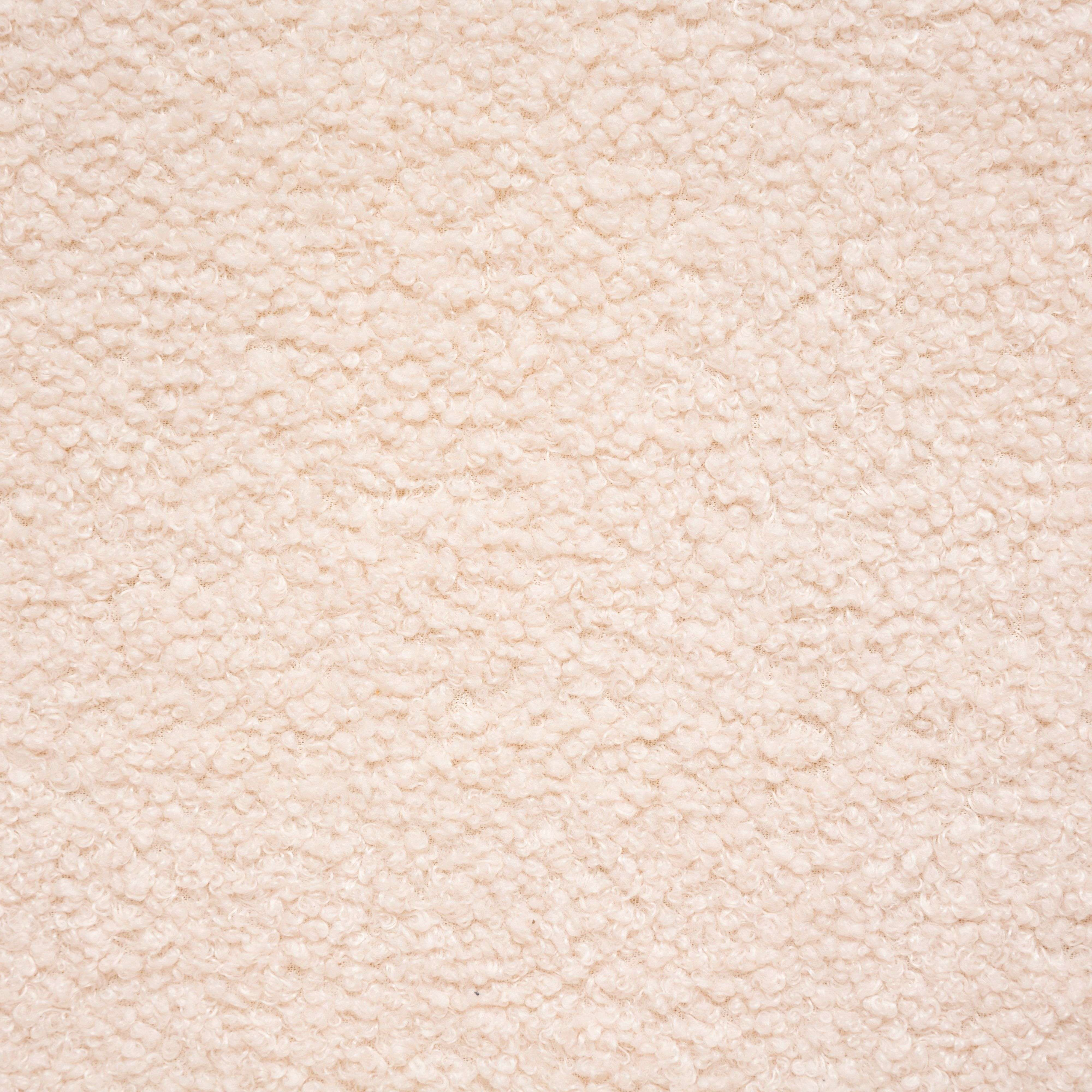 Primer plano de tela de peluche beige claro, esponjosa, con pequeños rizos.