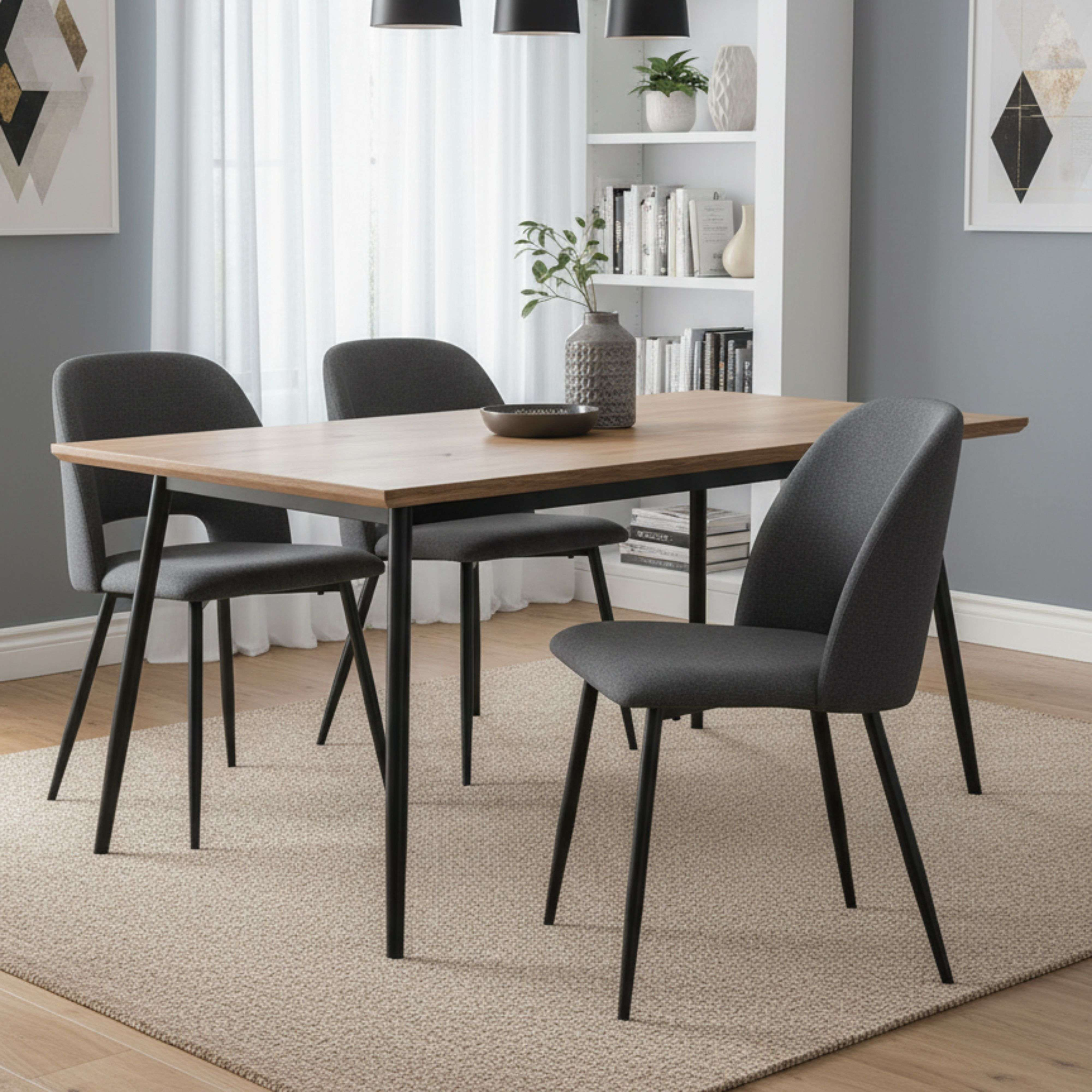 Una mesa de comedor de madera con cuatro sillas grises sobre una alfombra beige.