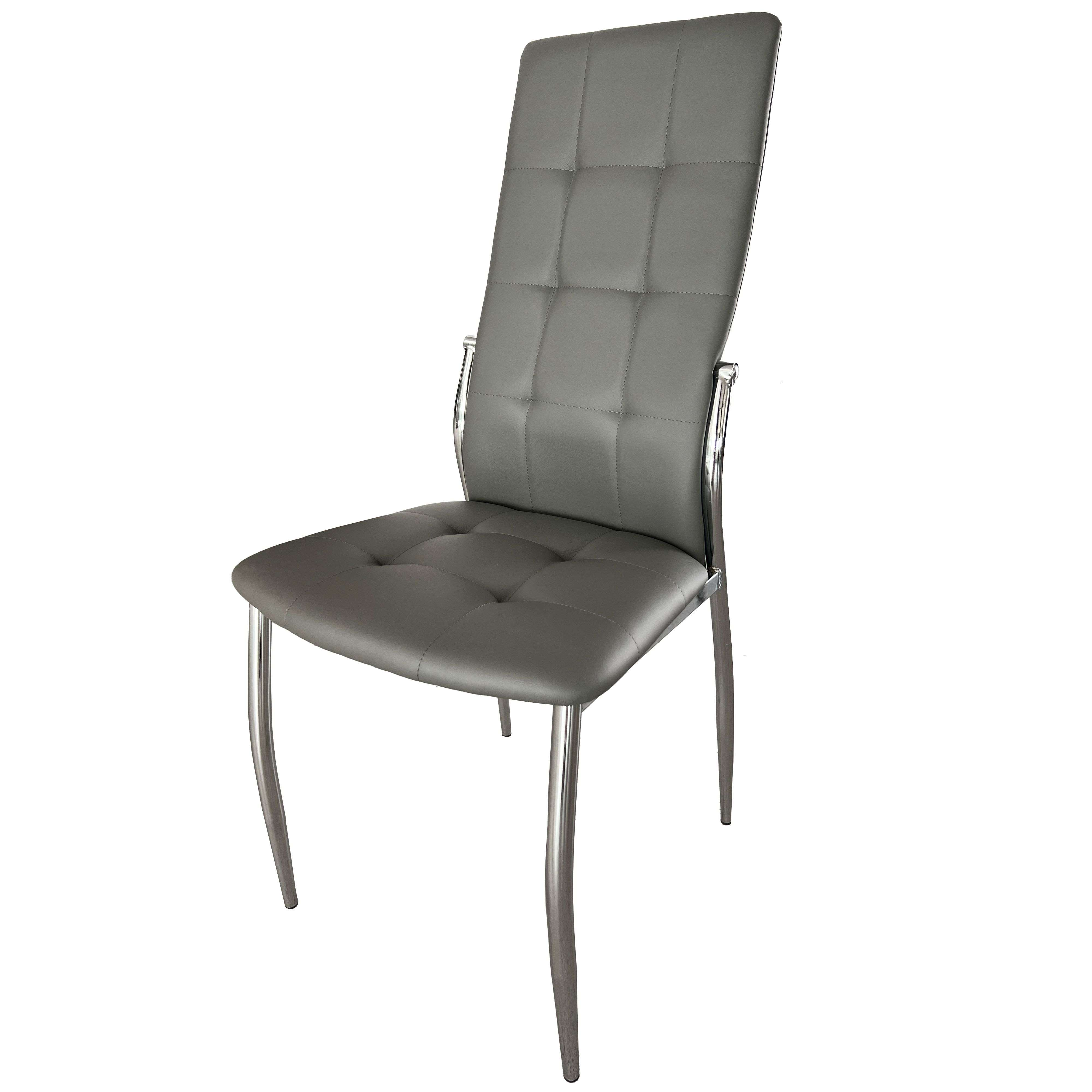 Silla gris de cuero sintético con asiento y respaldo acolchados sobre patas metálicas brillantes.