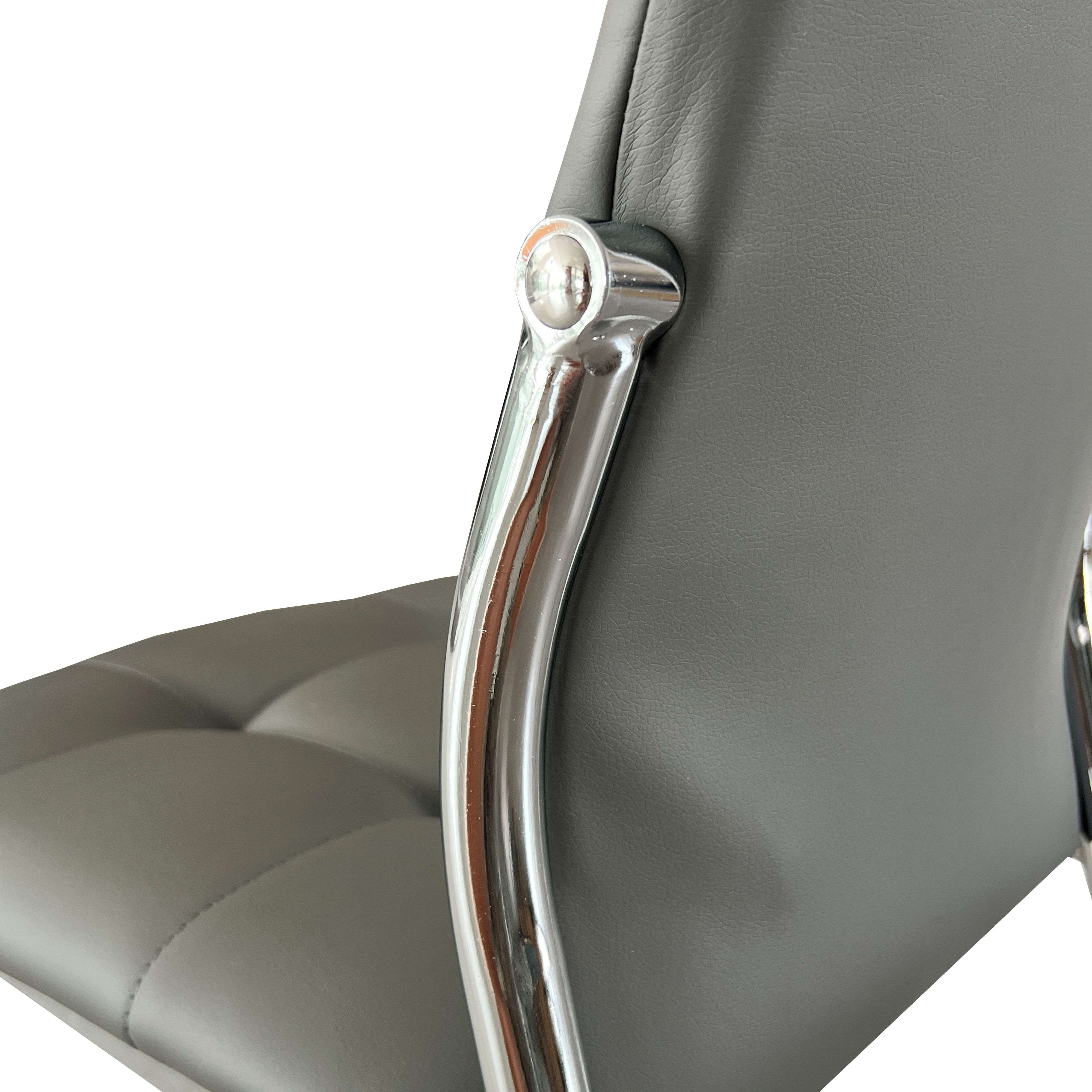 Silla gris de cuero sintético con reposabrazos cromados brillantes.