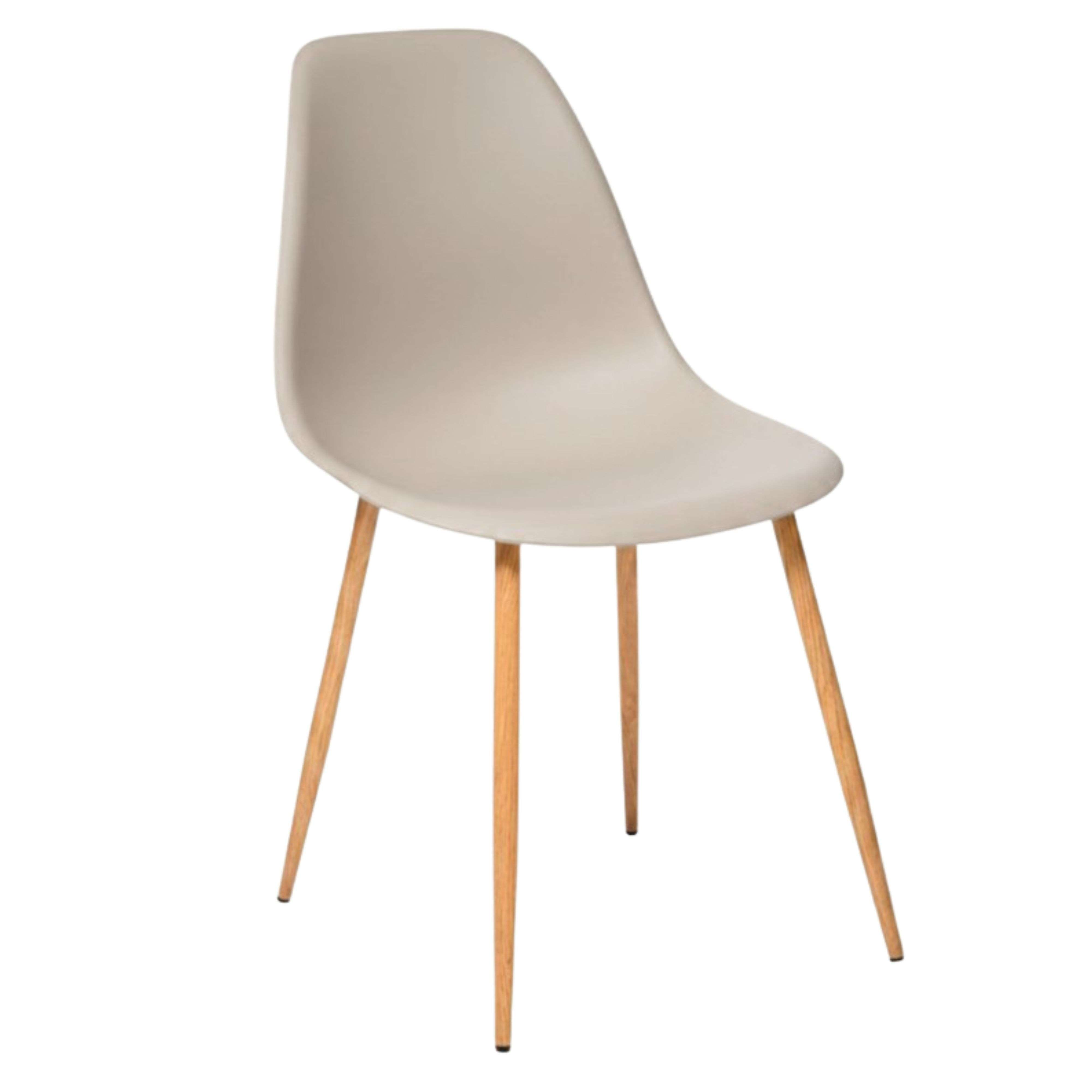Un asiento de silla gris claro sobre cuatro patas de madera, aislado.