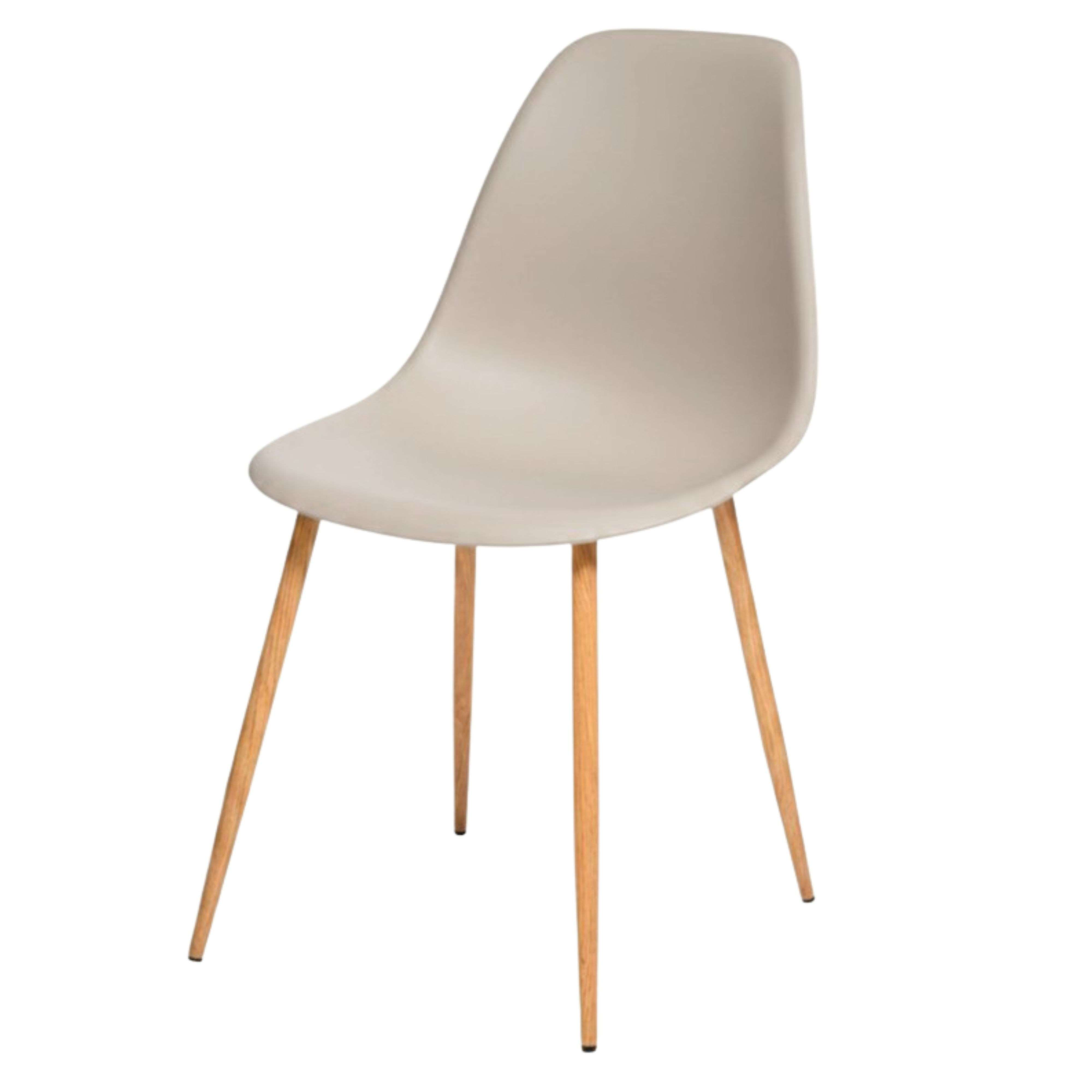 Una silla de color claro con cuatro patas de madera sobre fondo blanco.