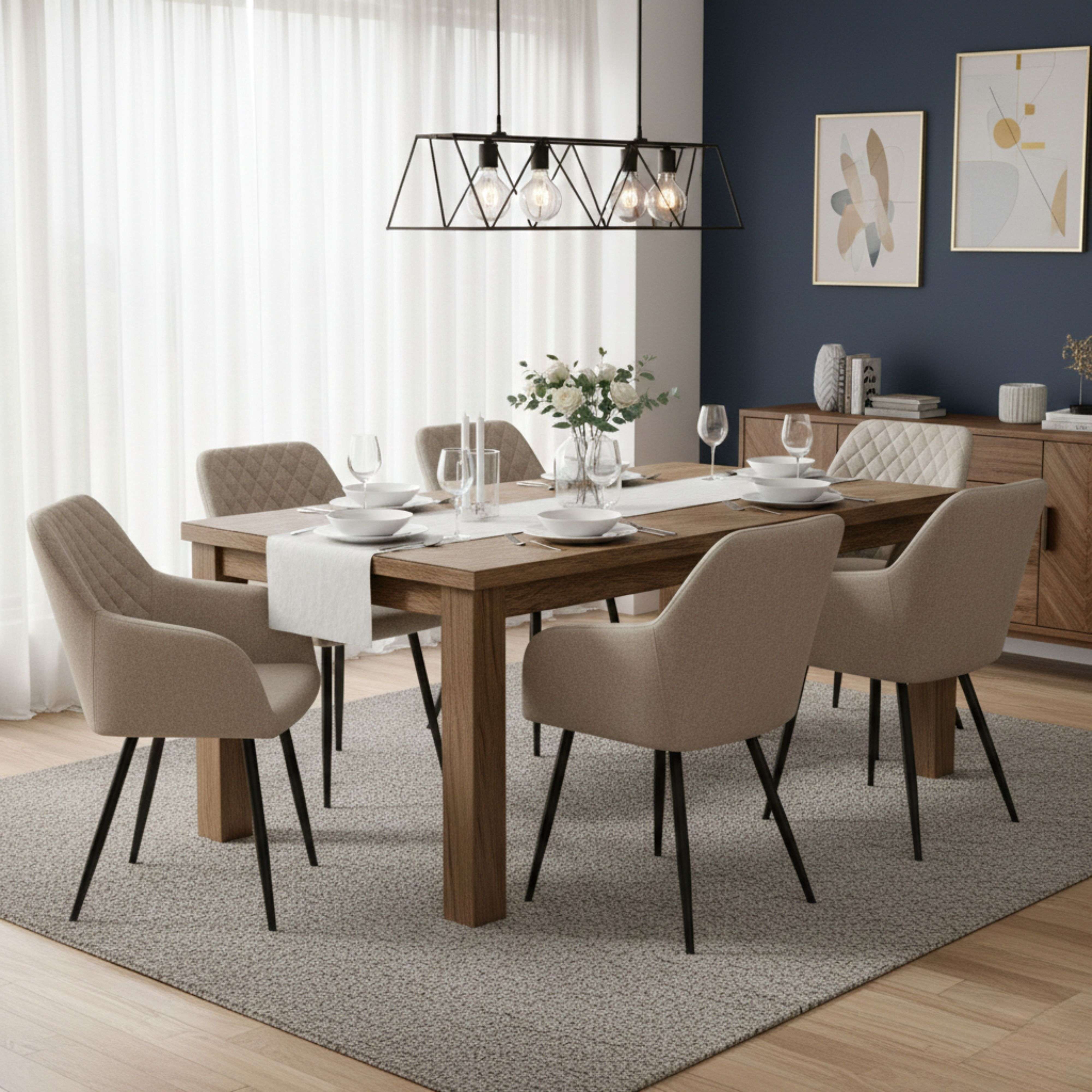 Una mesa de comedor de madera con seis sillas, puesta para una comida, bajo una lámpara colgante.