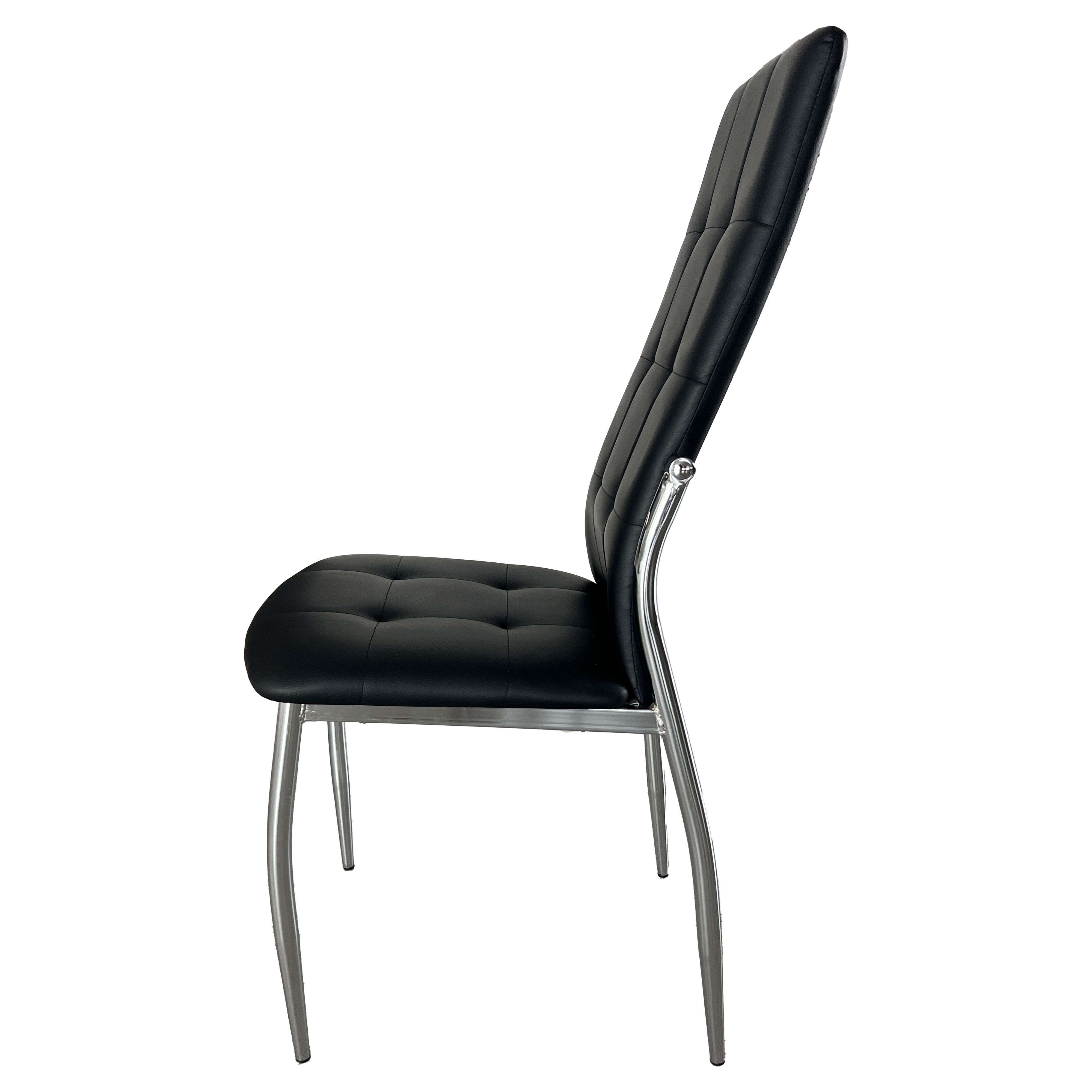 Silla negra acolchada con patas cromadas sobre fondo blanco.