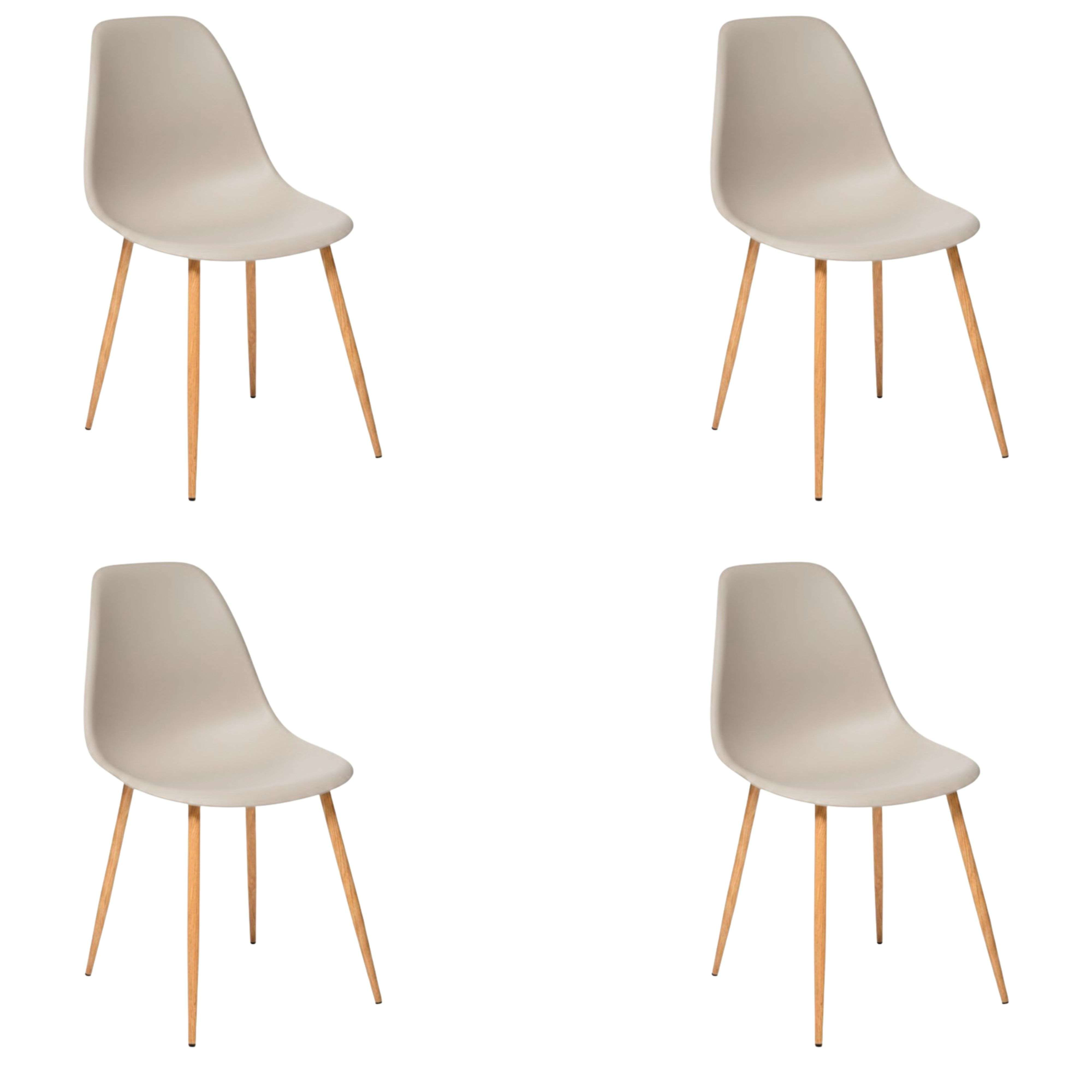 Cuatro sillas beige con patas de madera sobre fondo blanco.