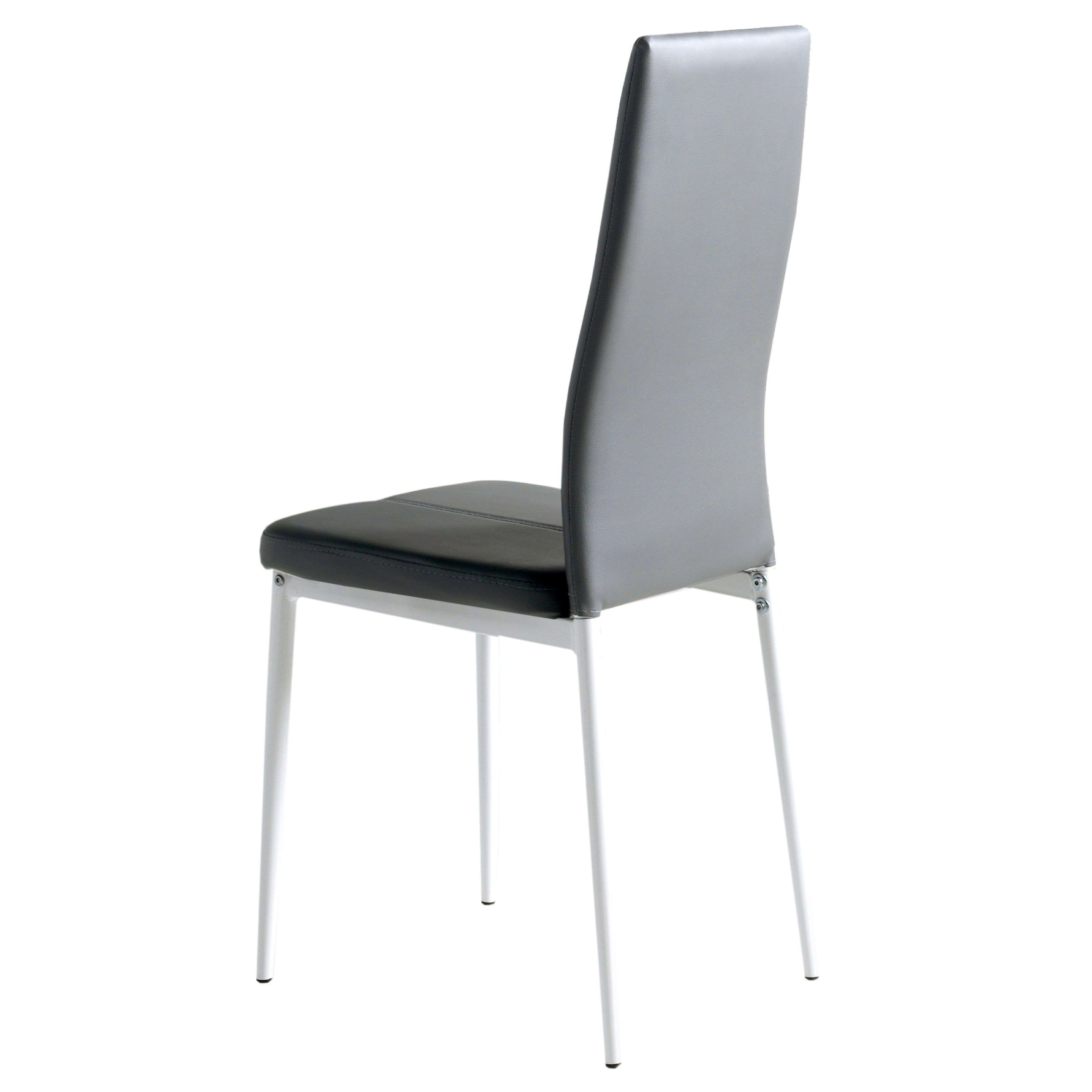 Una silla moderna con asiento negro y respaldo plateado sobre patas blancas.
