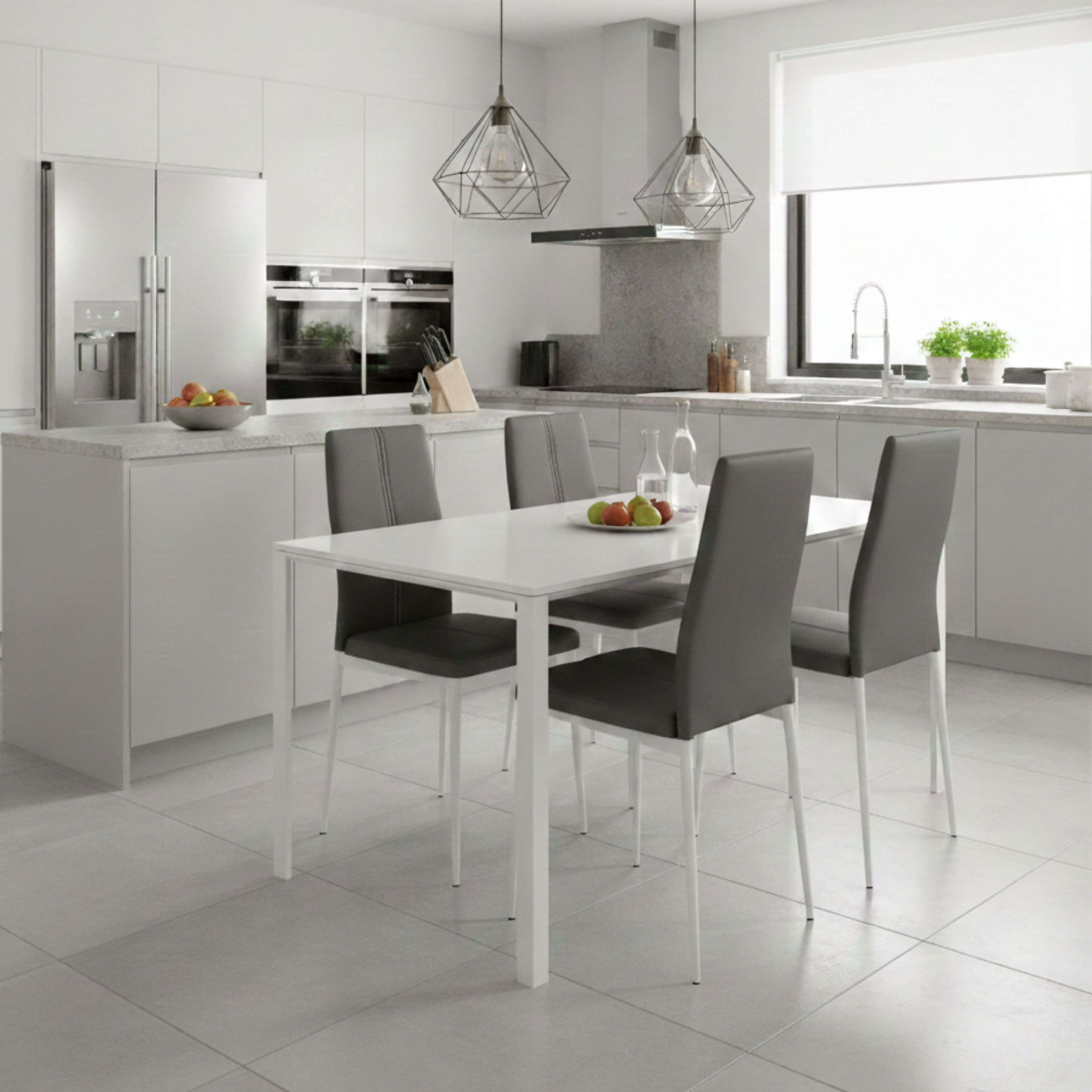 Cocina moderna con mesa, sillas, refrigerador y fregadero.