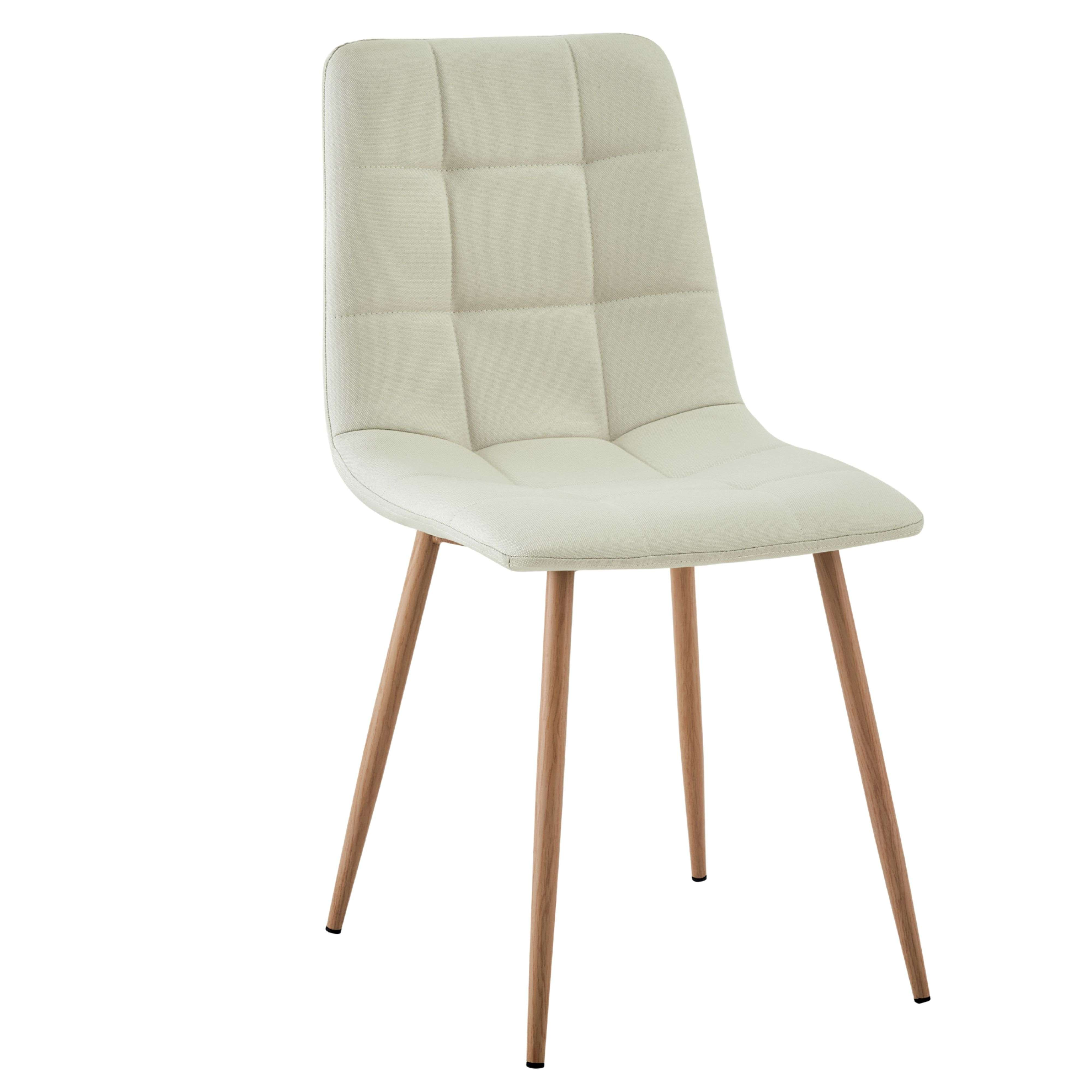 Una silla de tela clara con respaldo acolchado y cuatro patas de madera.