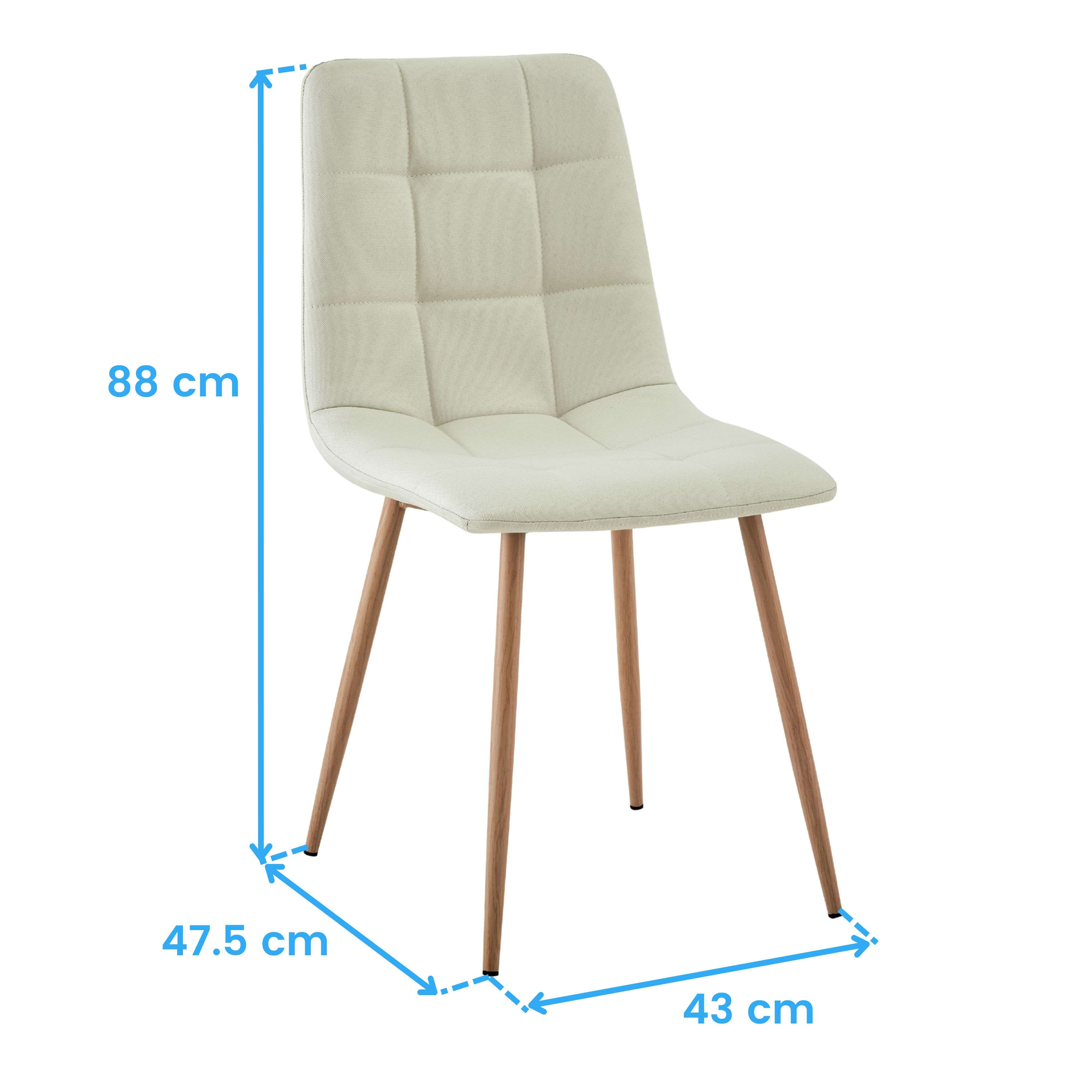 Una silla acolchada clara con patas de madera, se muestran medidas.