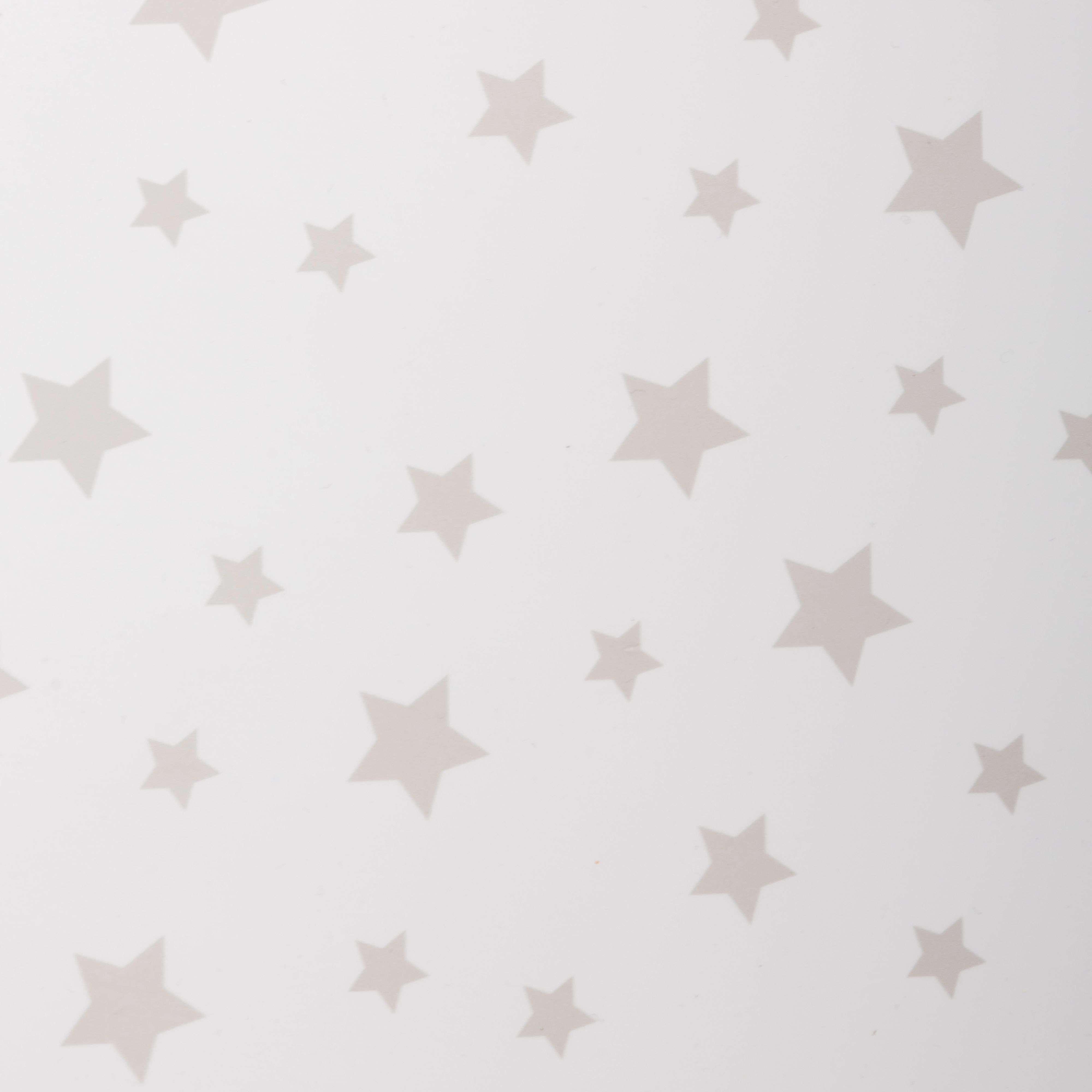 Estrellas grises esparcidas sobre fondo blanco.