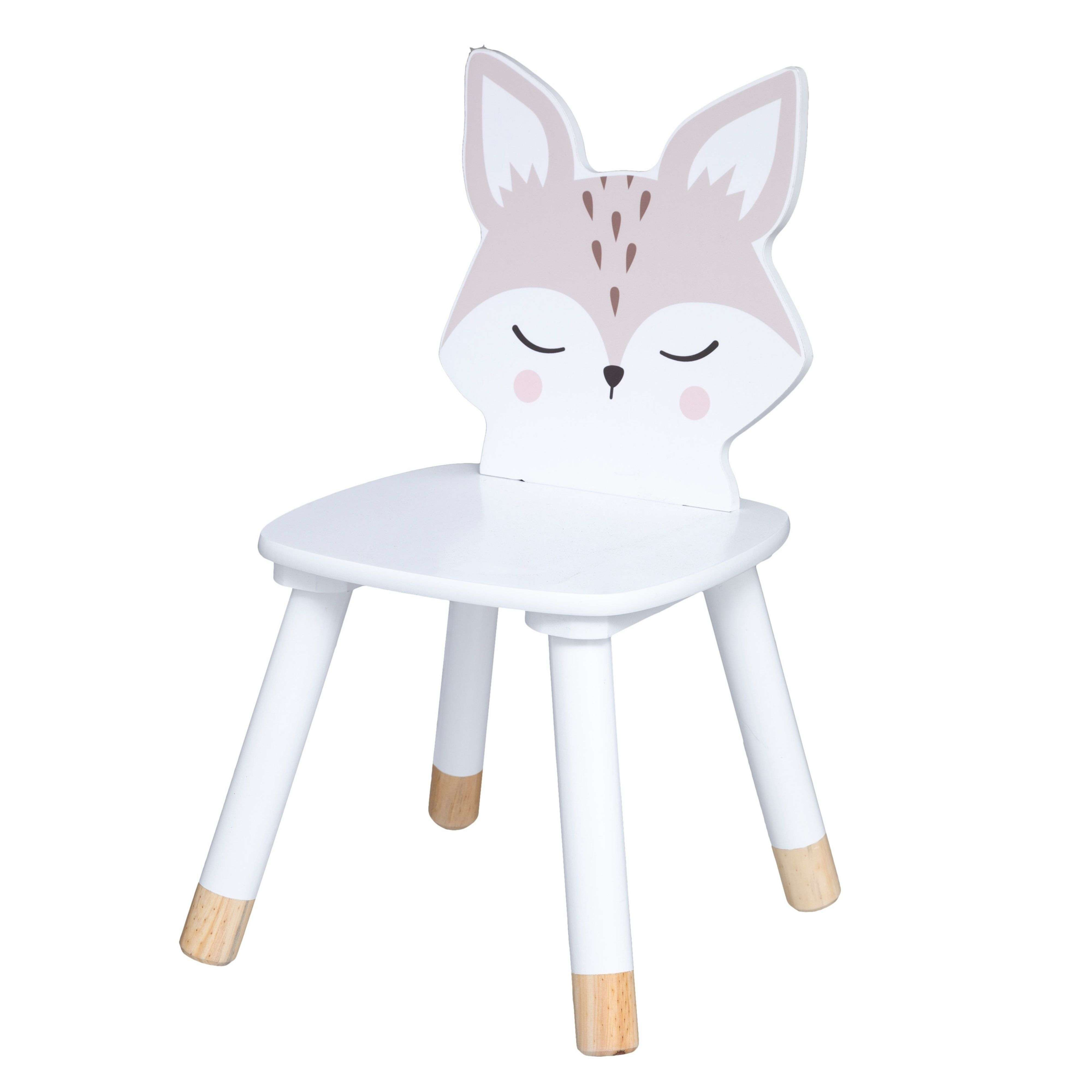 Una silla infantil blanca con diseño de cervatillo en el respaldo.