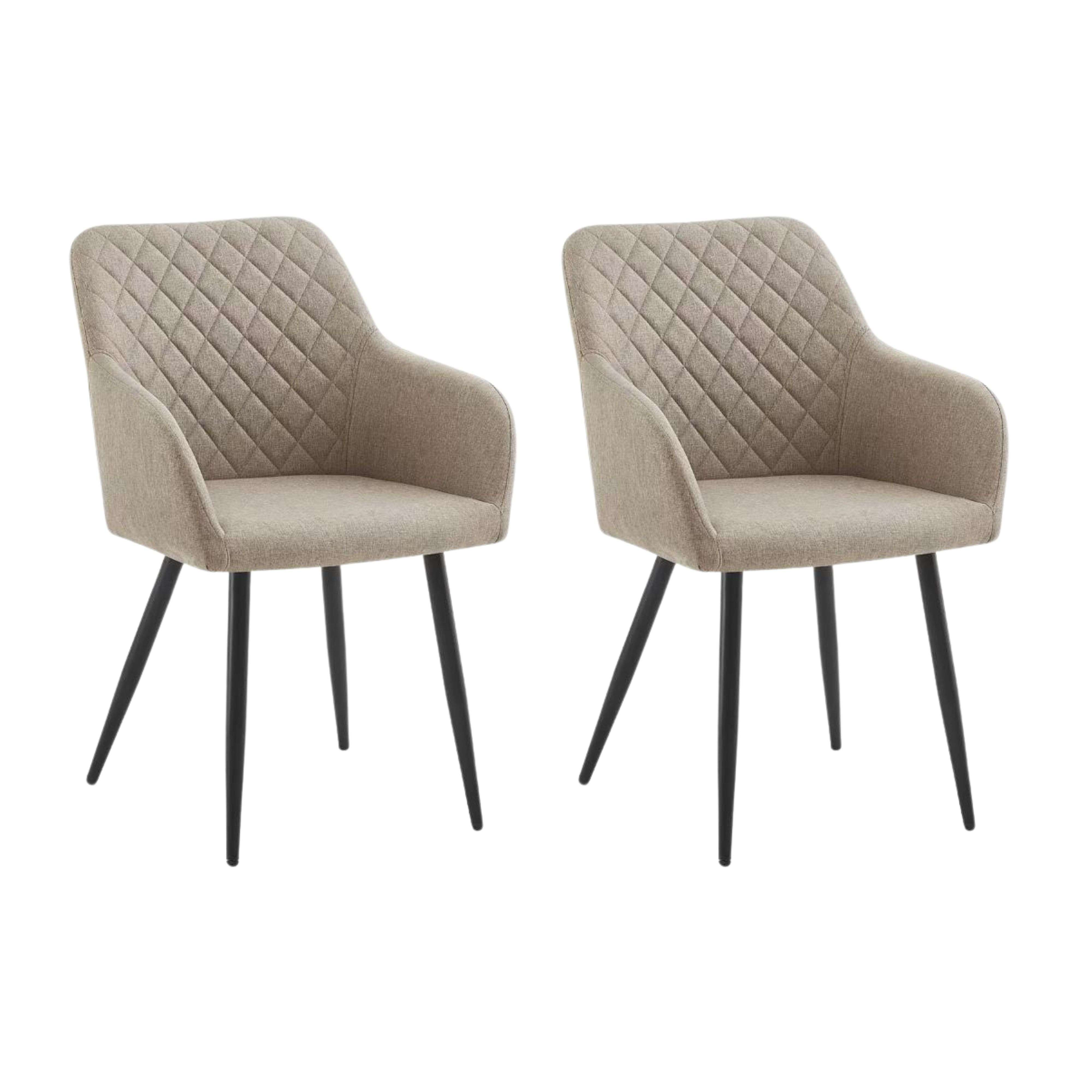 Dos sillas tapizadas beige con patas negras y acolchado de rombos.
