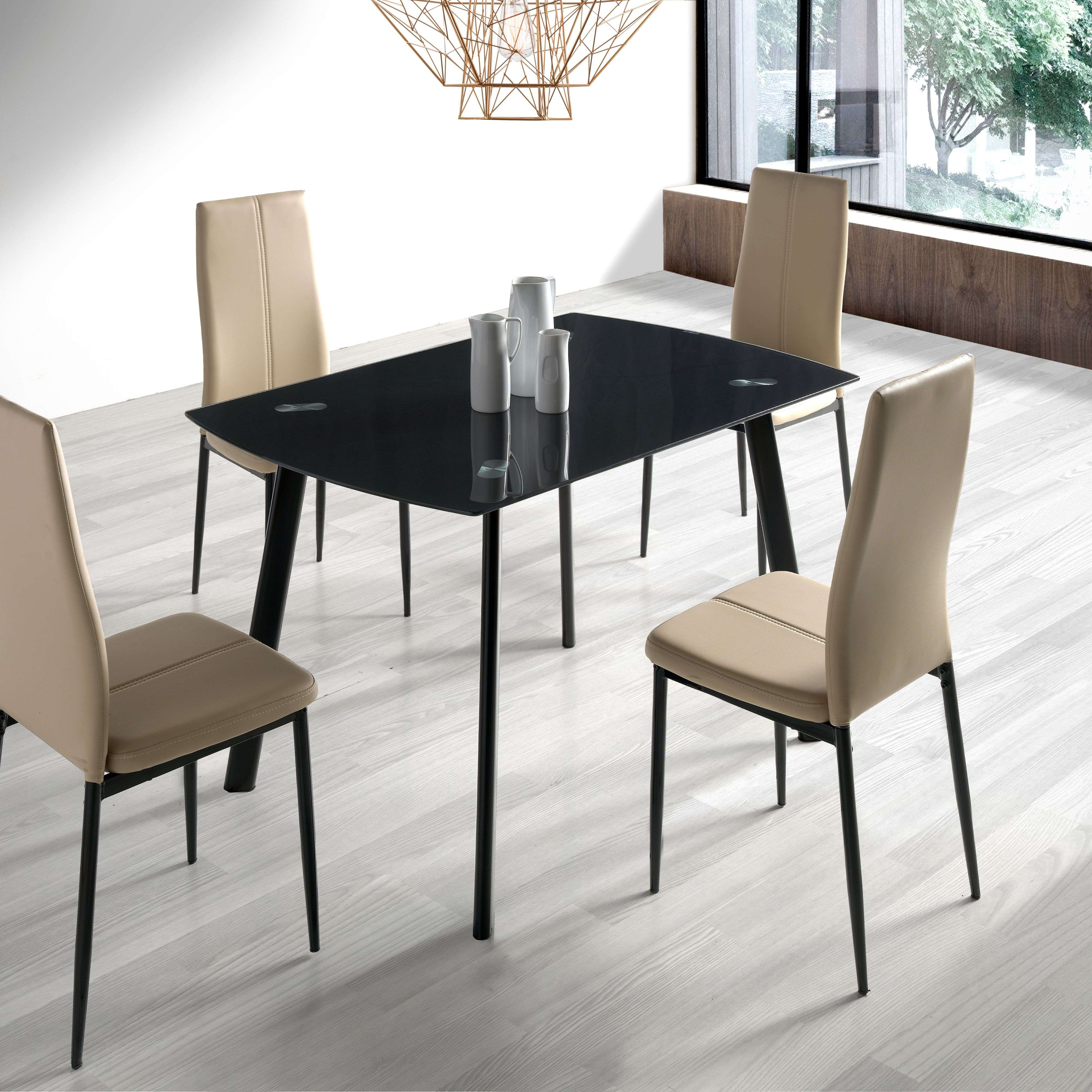 Una mesa de comedor de cristal negro con cuatro sillas beige en una sala luminosa.