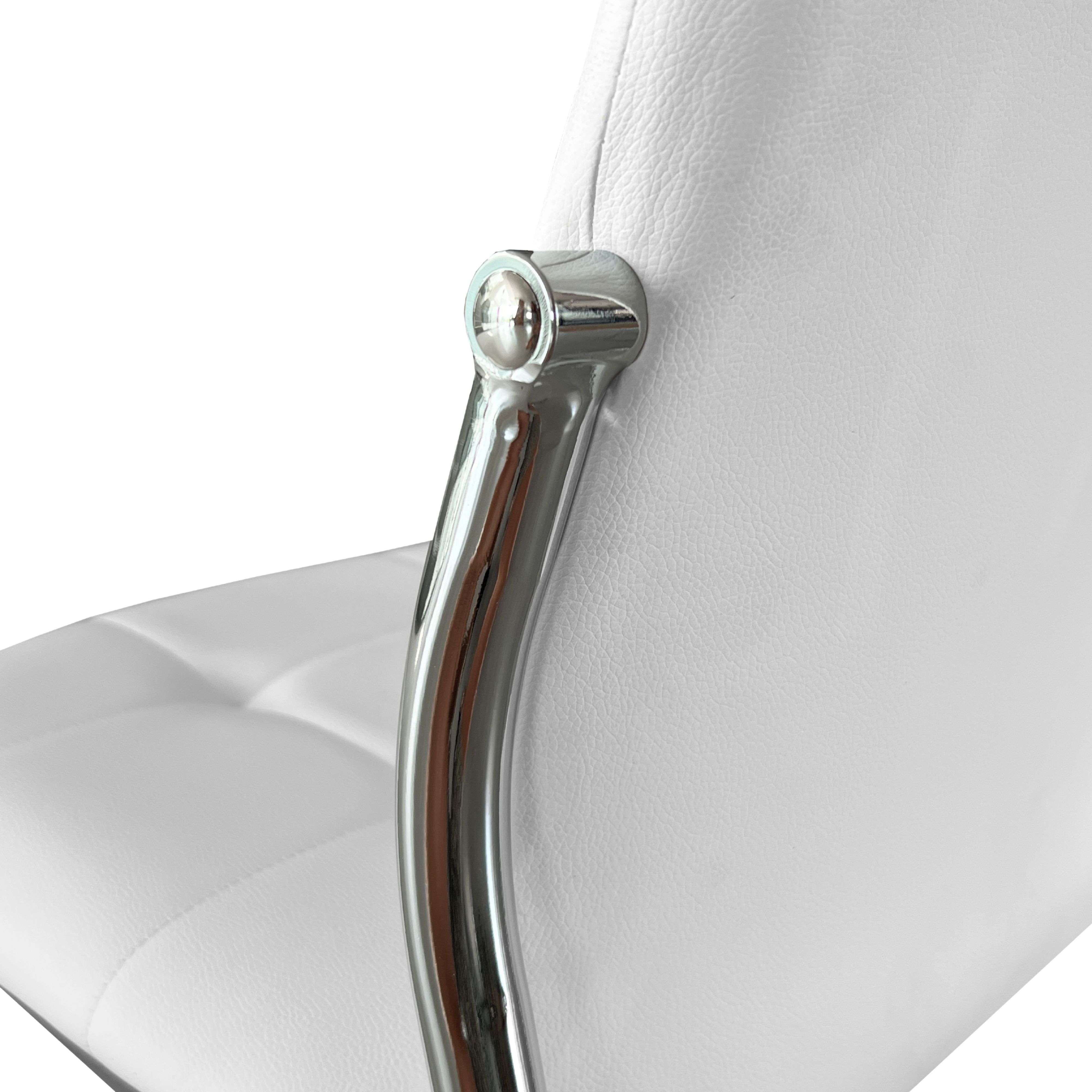 Primer plano de un asiento de cuero blanco con un reposabrazos cromado brillante.