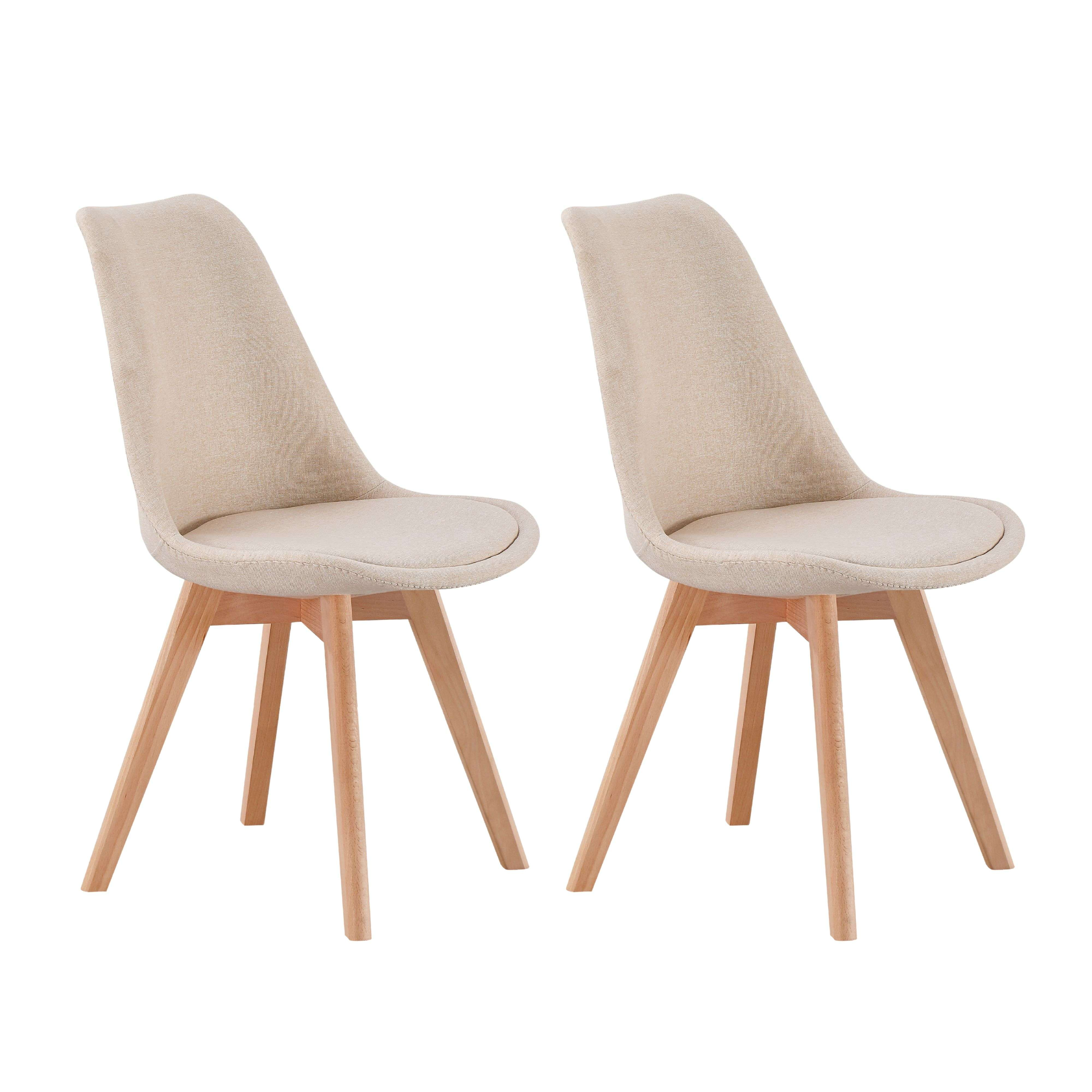 Dos sillas de tela beige con patas de madera sobre fondo blanco.