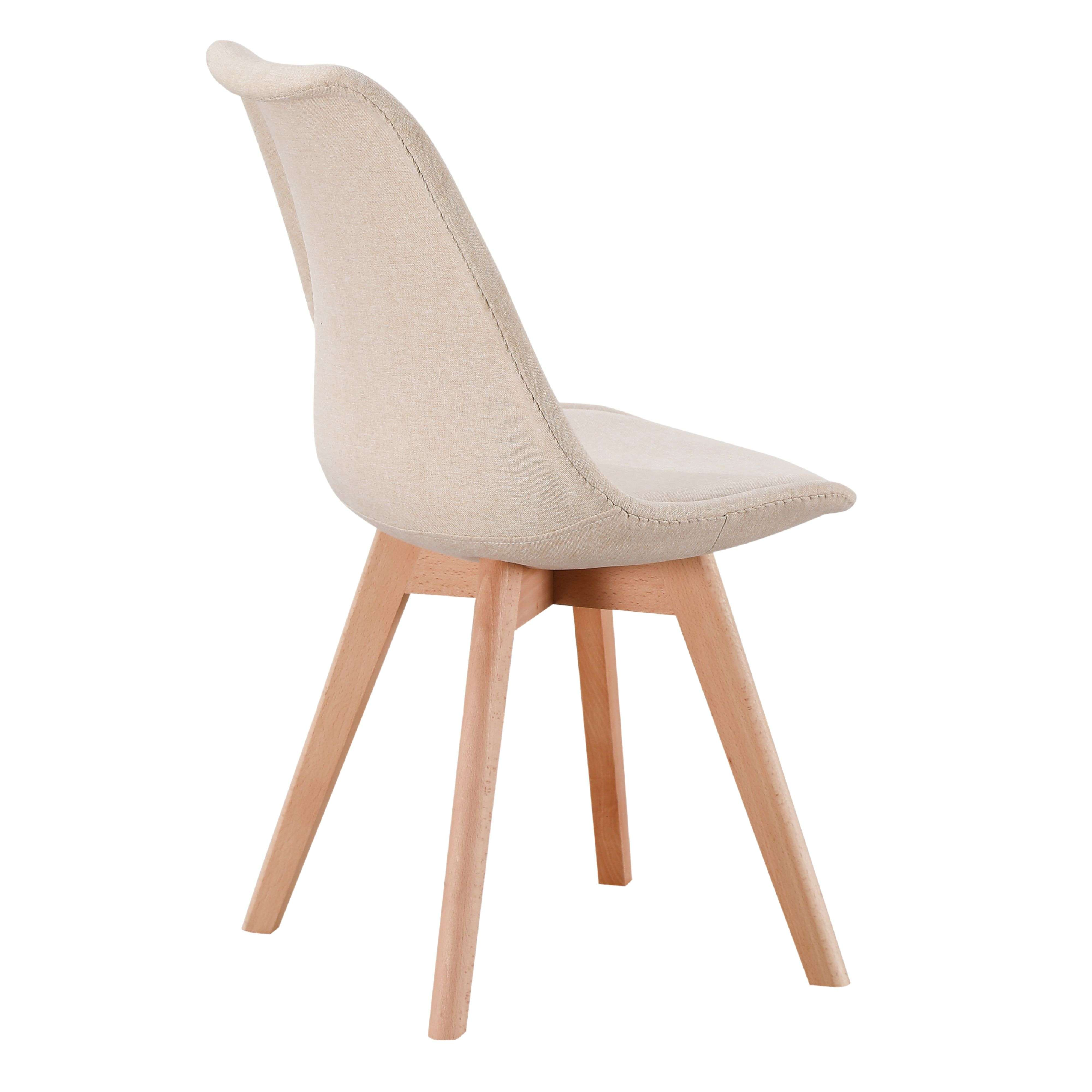 Una silla de tela beige con patas de madera, vista de lado.