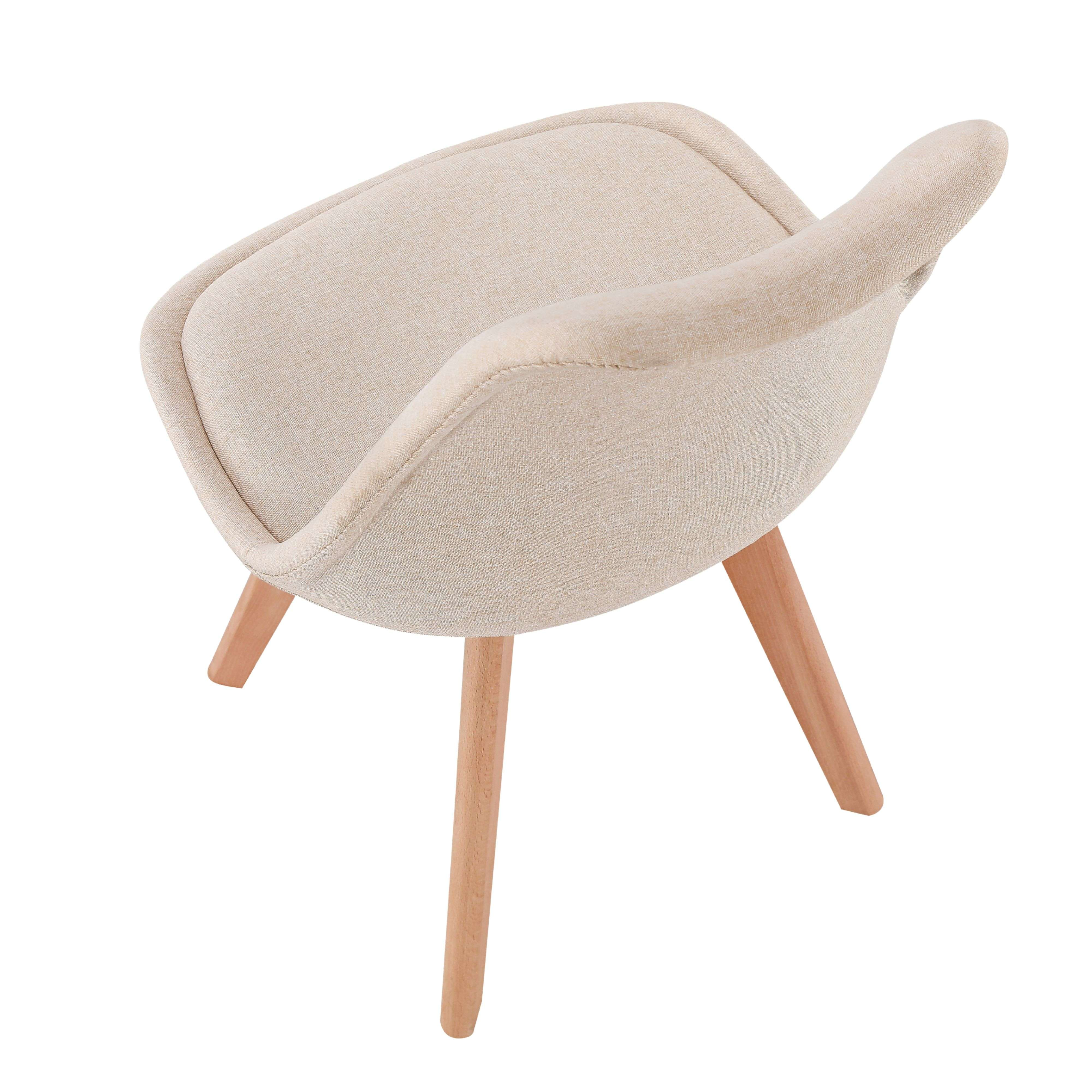 Un sillón beige con patas de madera.