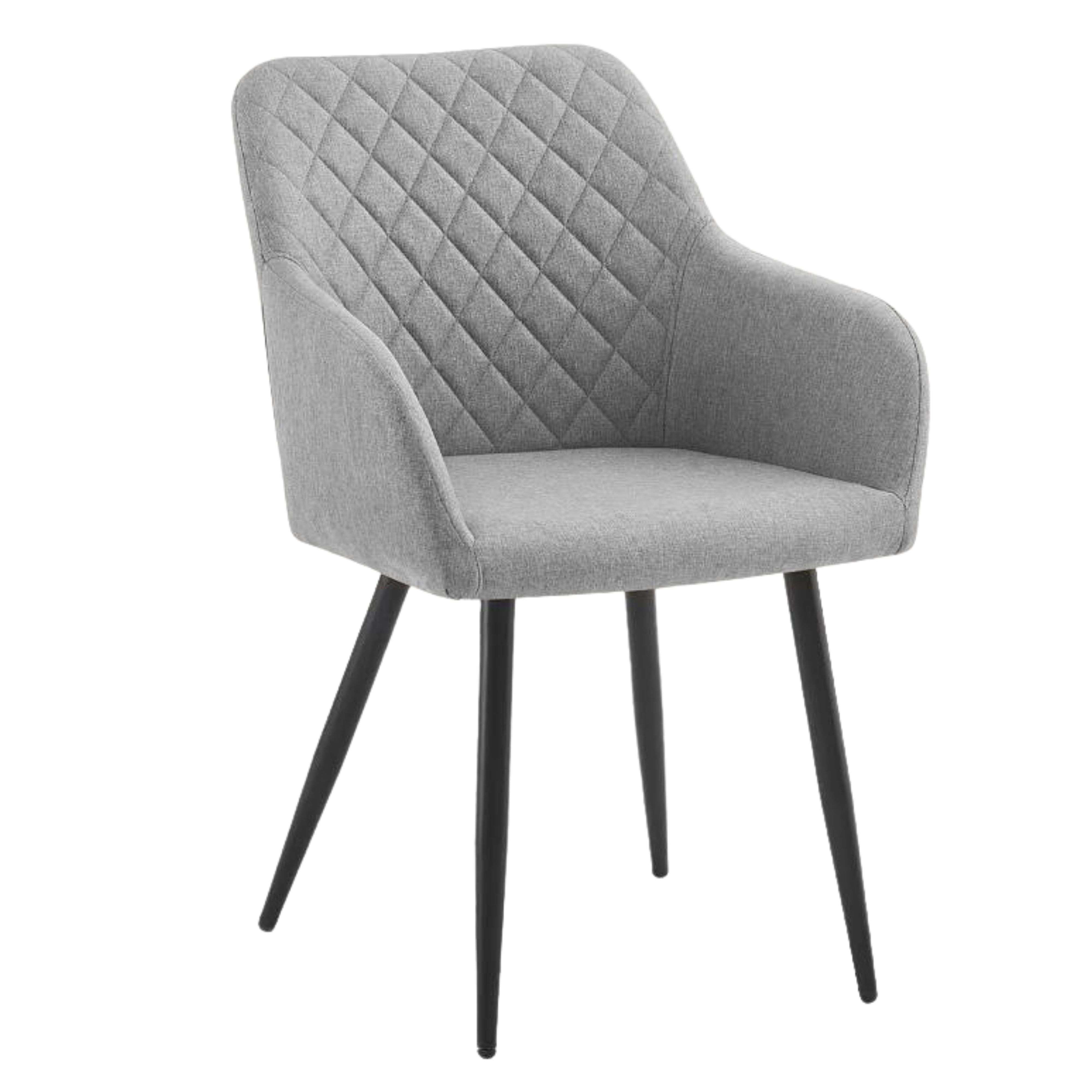 Silla tapizada gris con patrón de diamantes y patas negras.