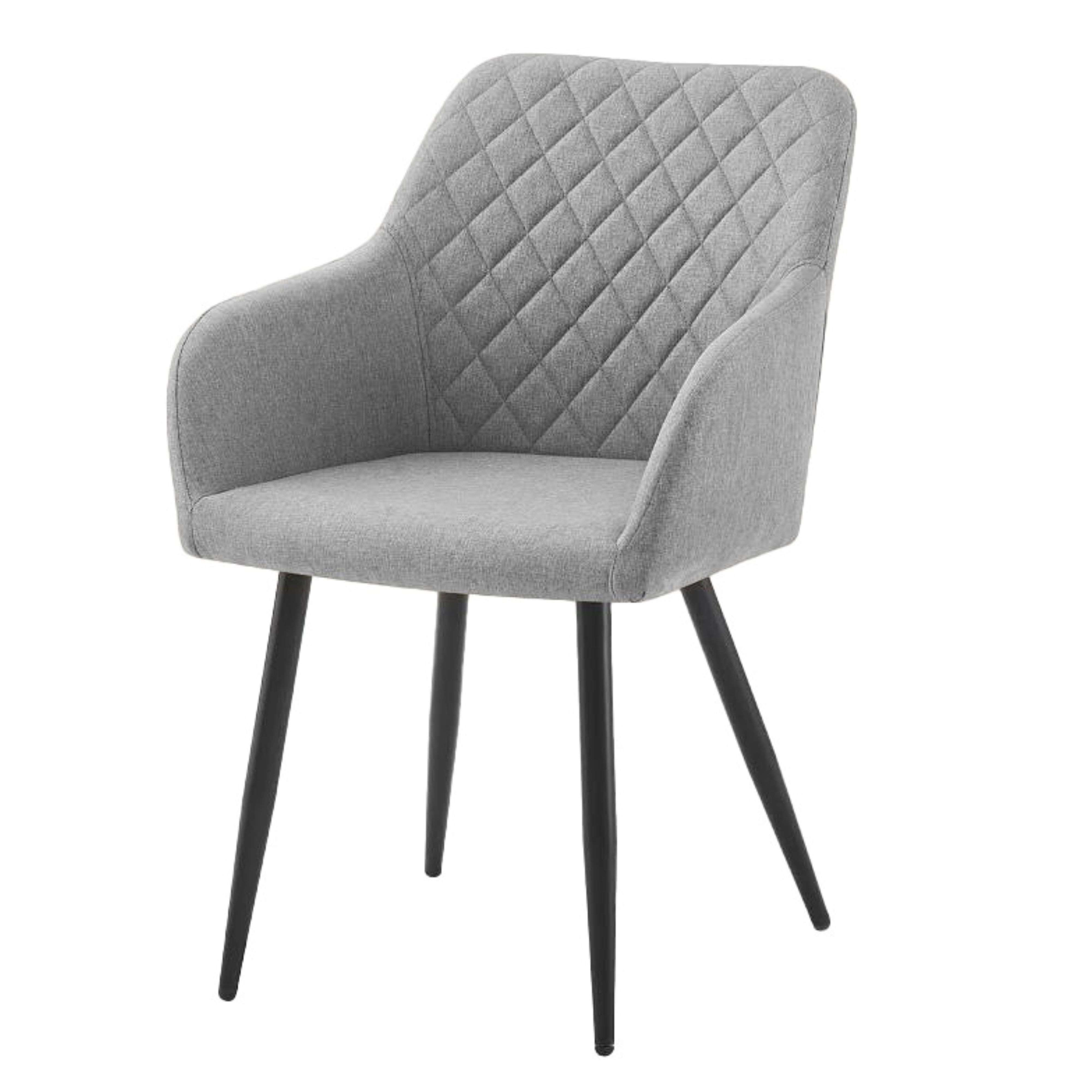 Silla tapizada gris con respaldo acolchado y patas negras.