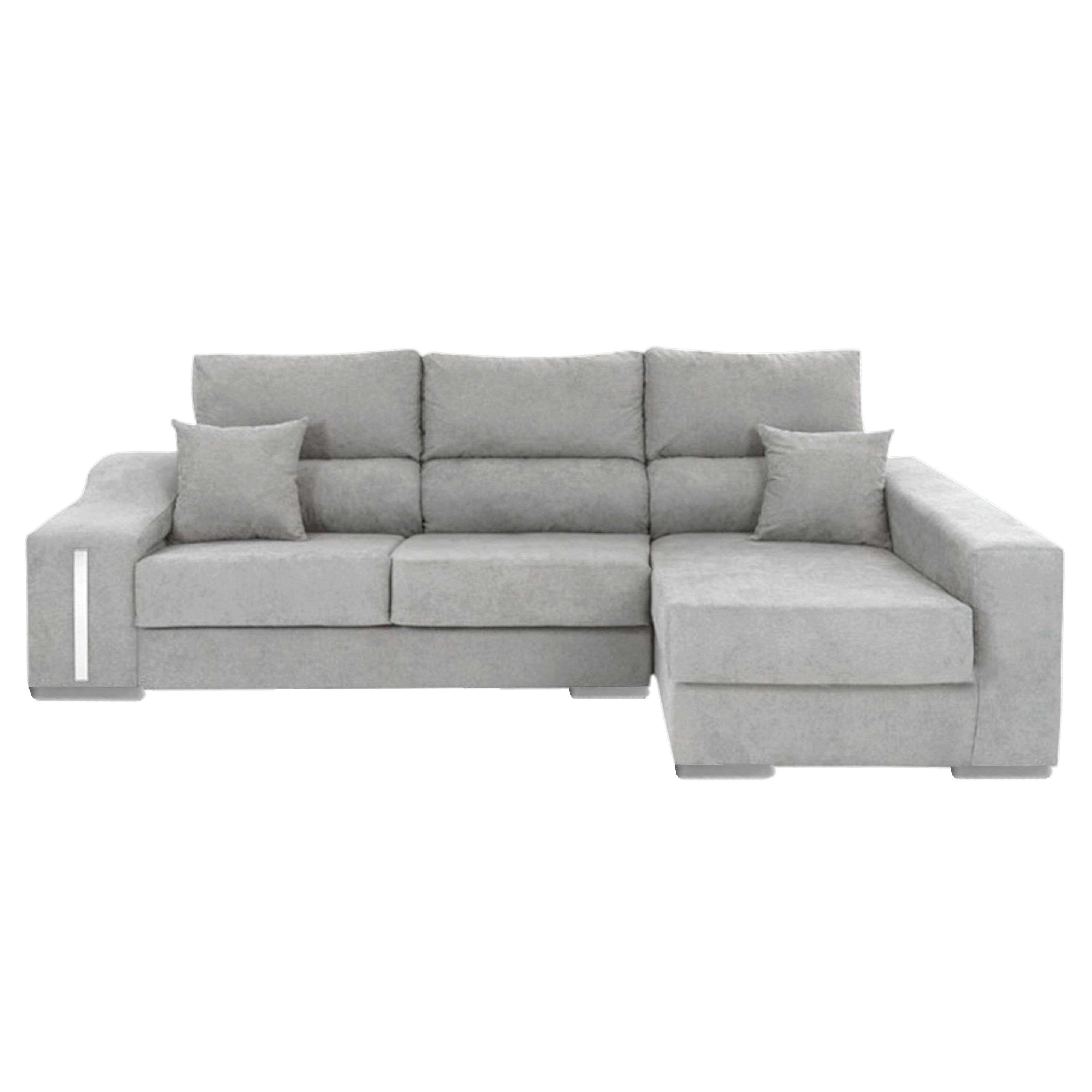 Sofá seccional gris con tres asientos y dos cojines.
