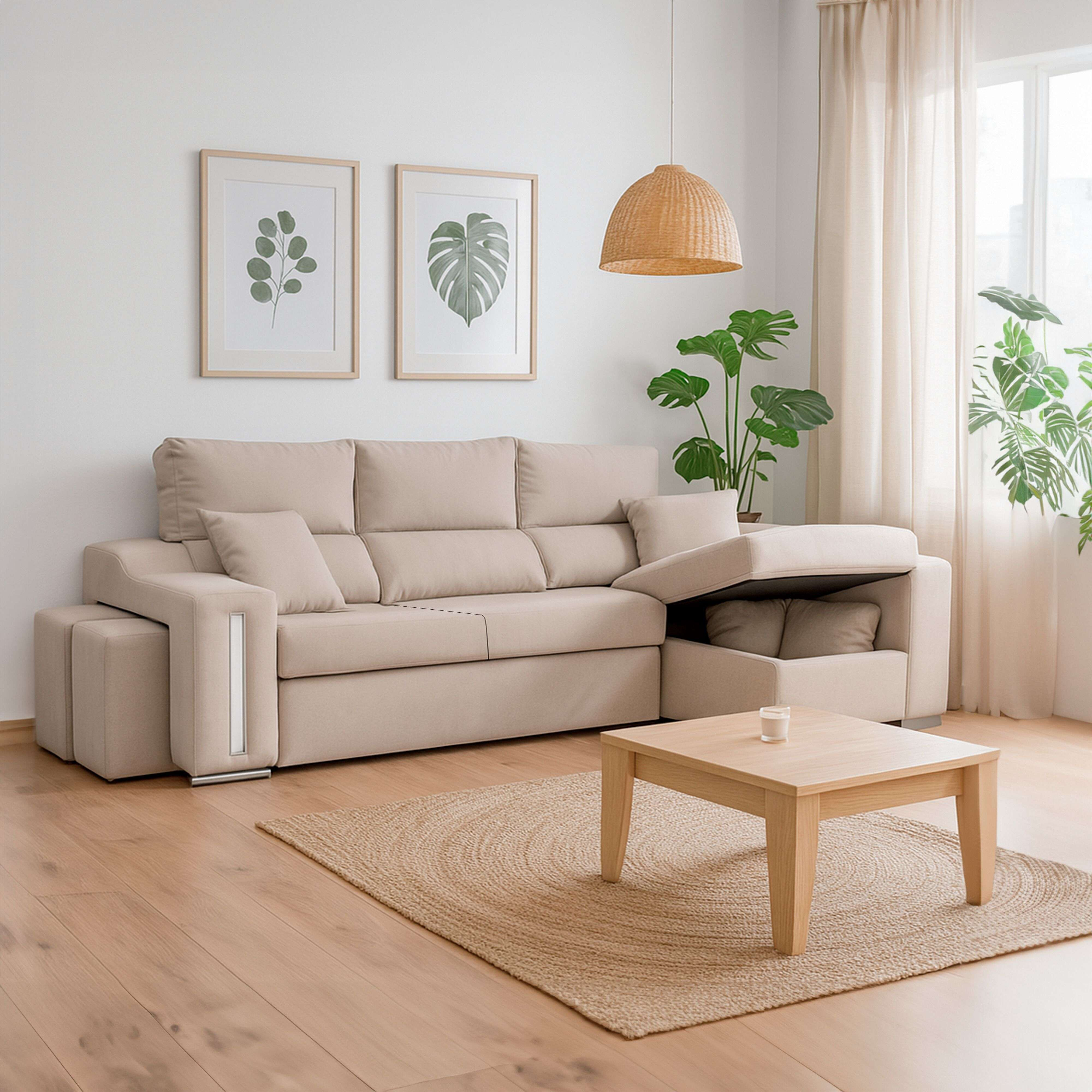 Sofá esquinero beige claro con almacenaje, mesa de centro, alfombra y plantas.