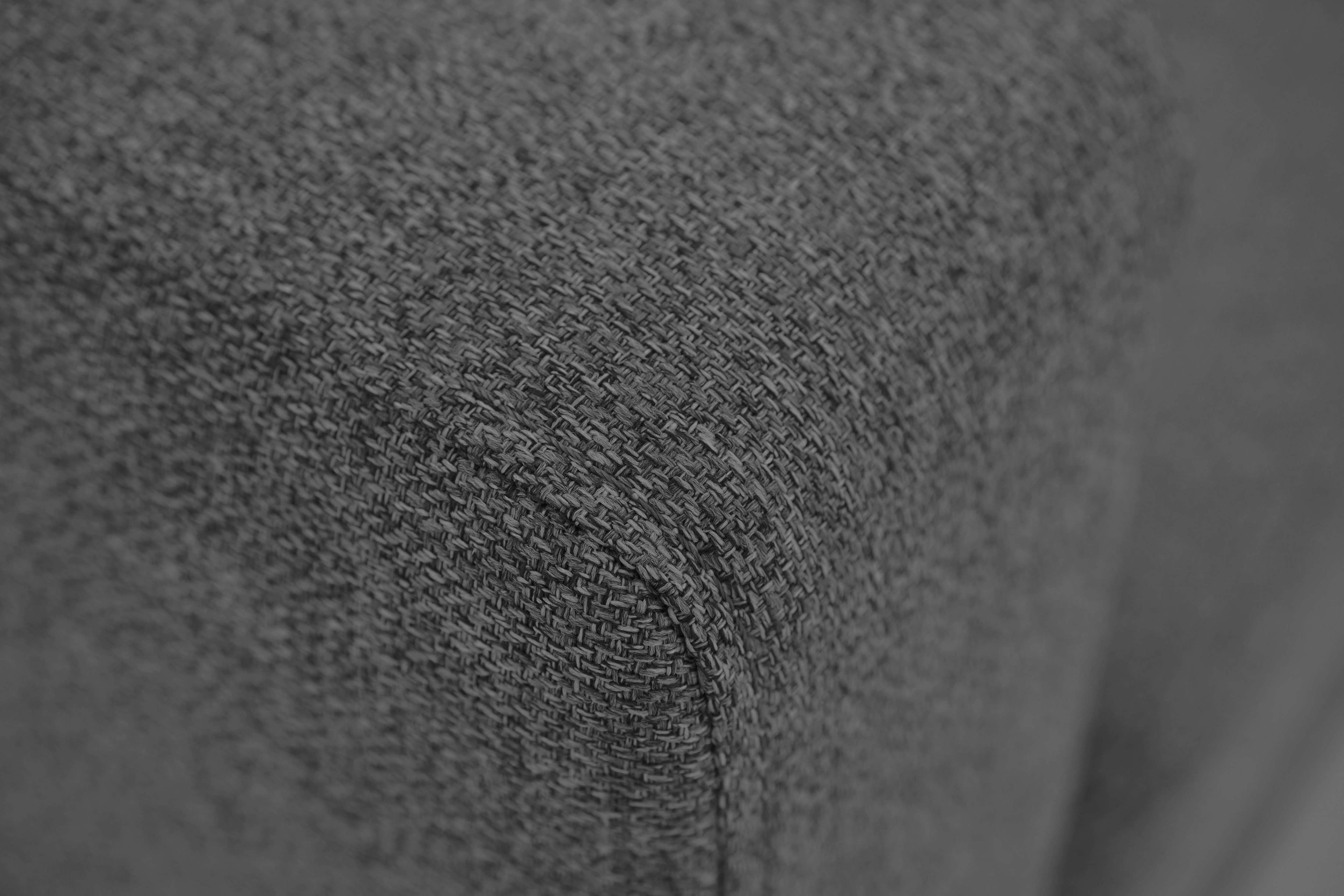 Tela gris con textura tejida visible y una curva suave.