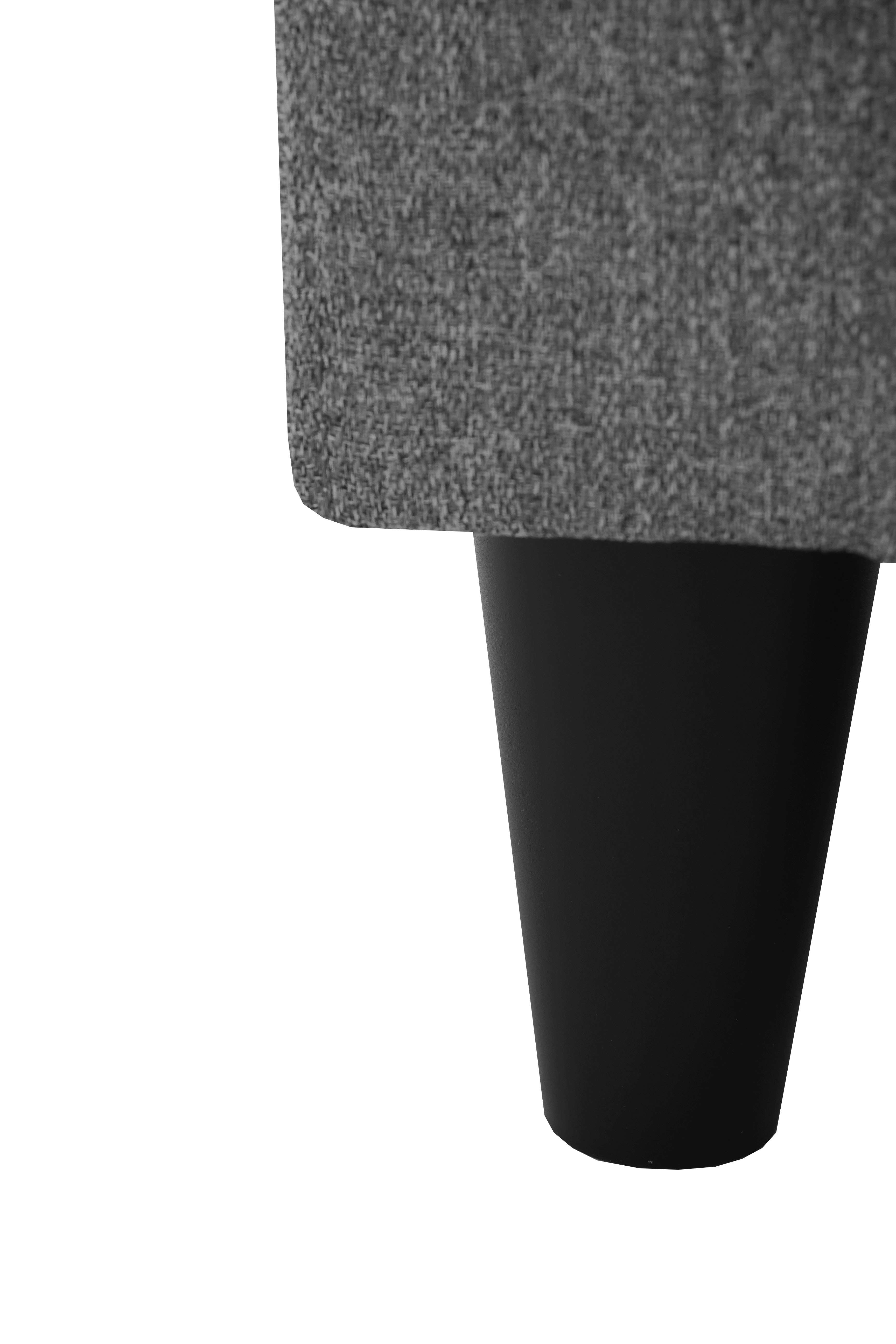 Tapicería de tela gris con una pata cónica de mueble negra.