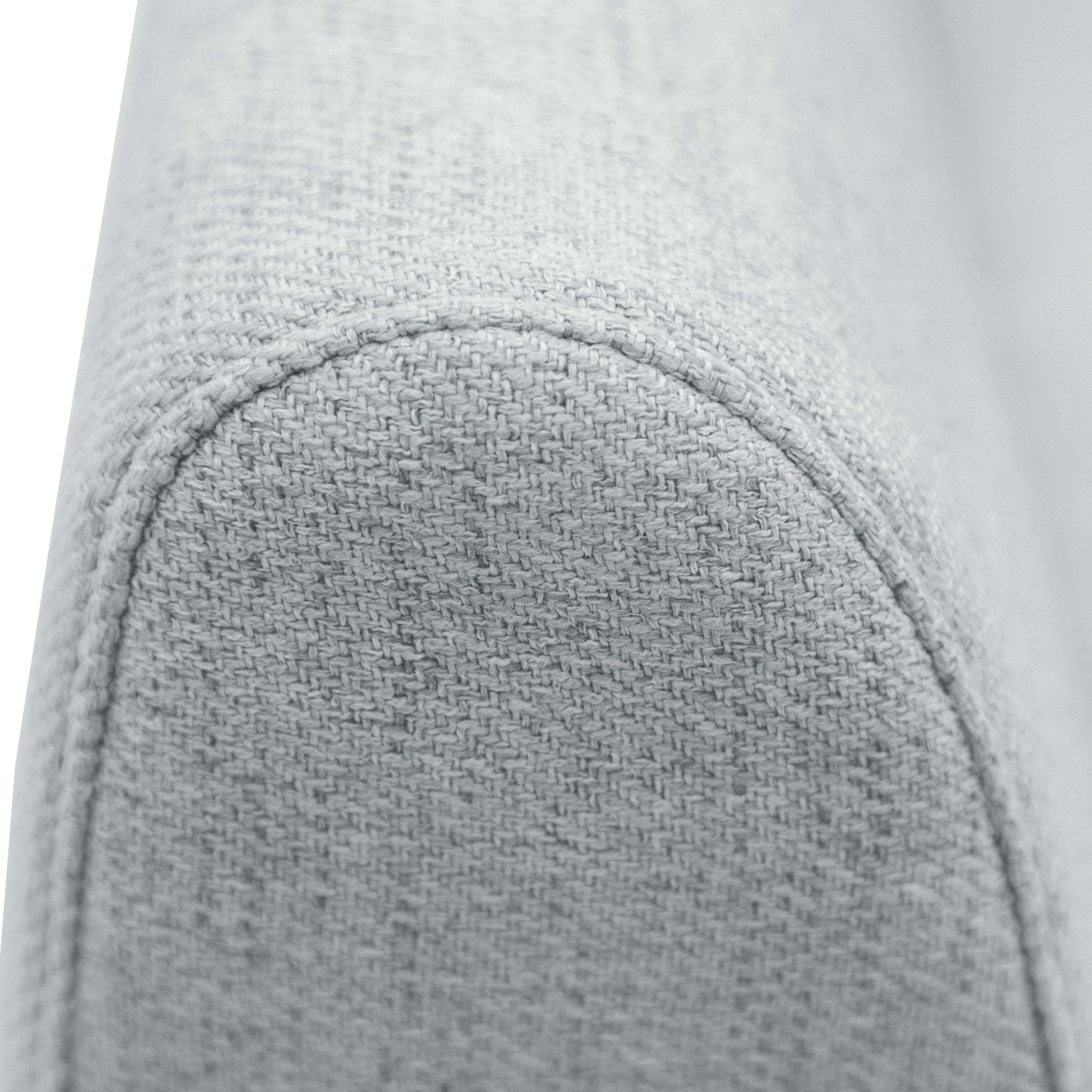 Primer plano de tela gris claro con textura de tejido visible y una costura.