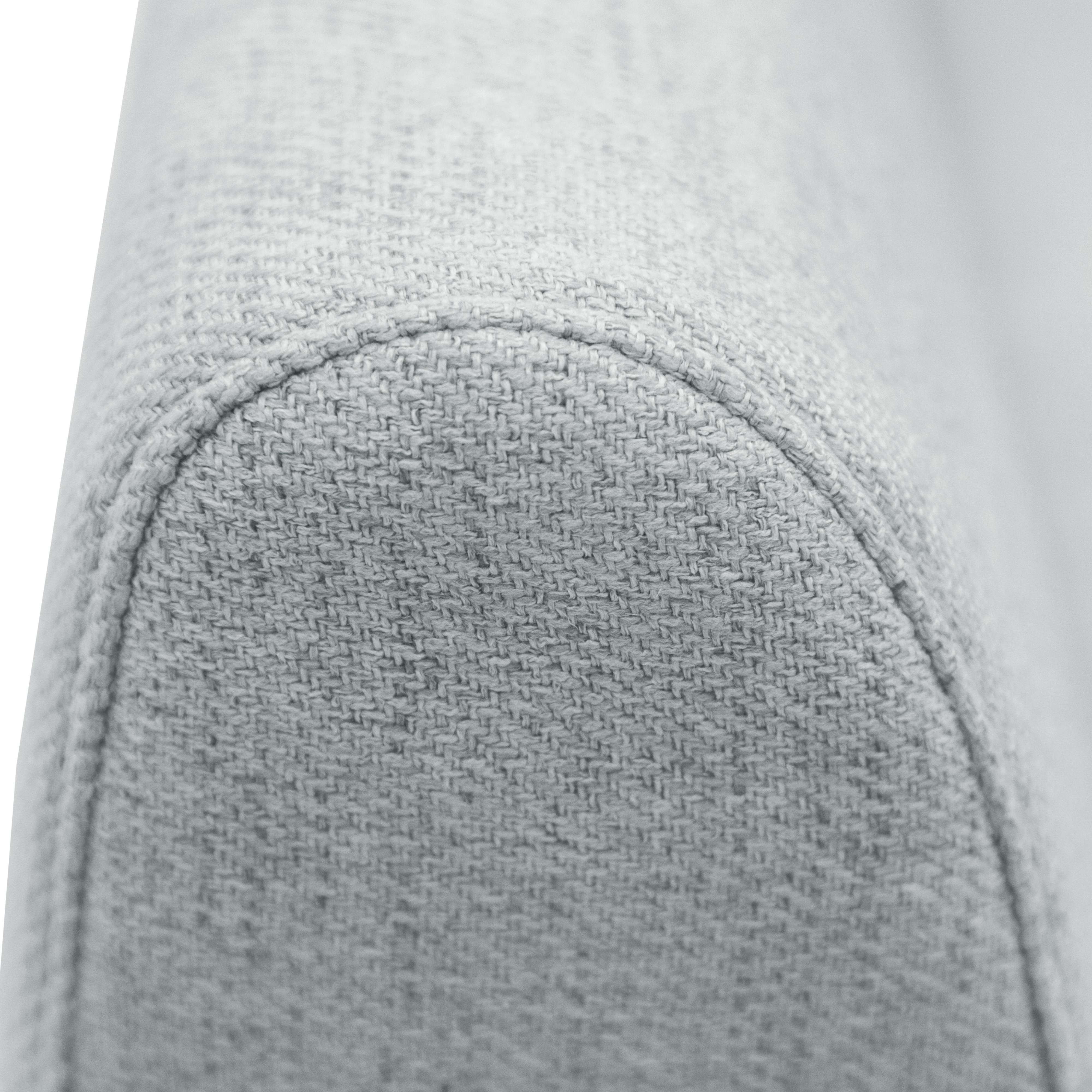 Primer plano de una textura de tela gris claro con patrón tejido y borde redondeado.