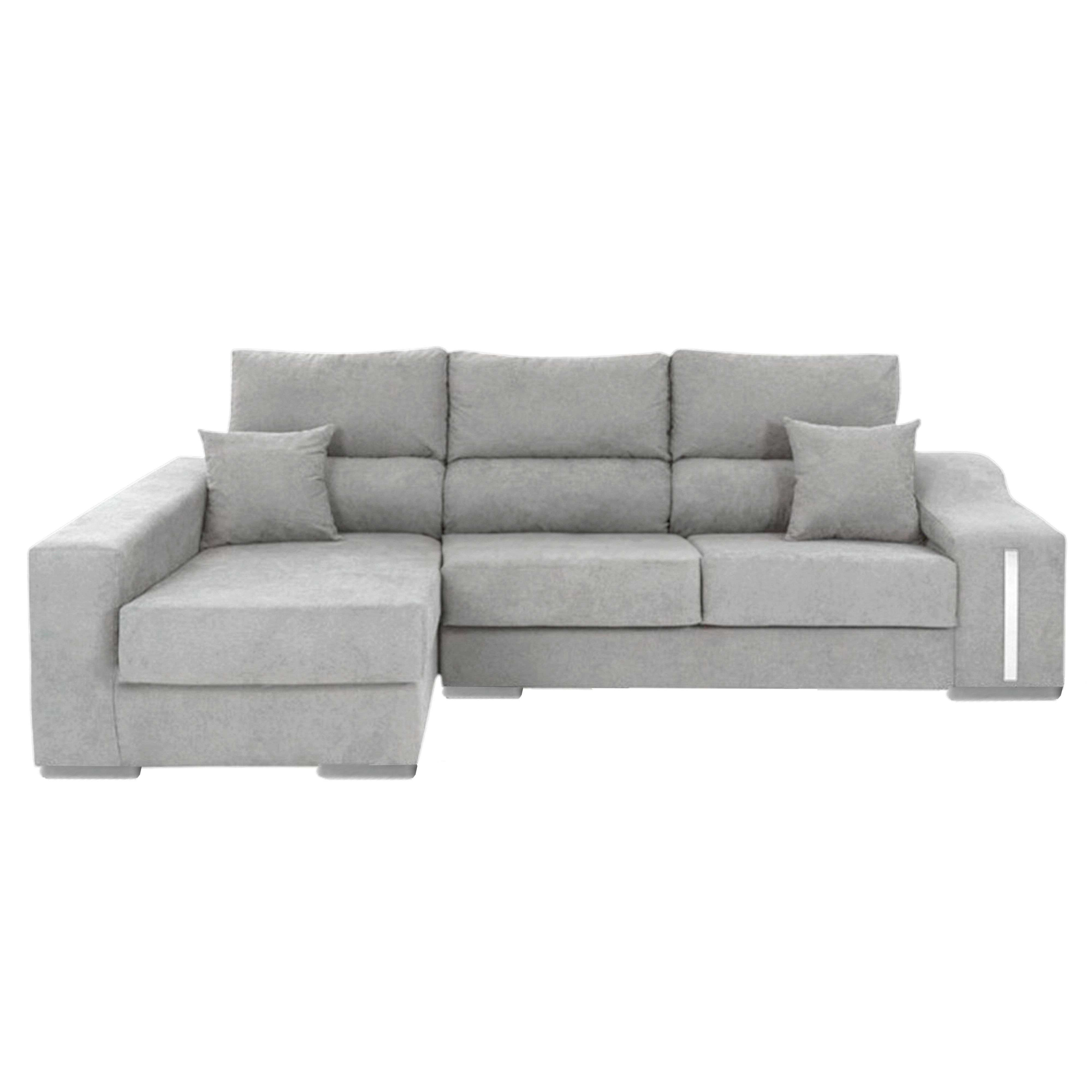 Sofá gris en forma de L con tres cojines de asiento y dos almohadas.