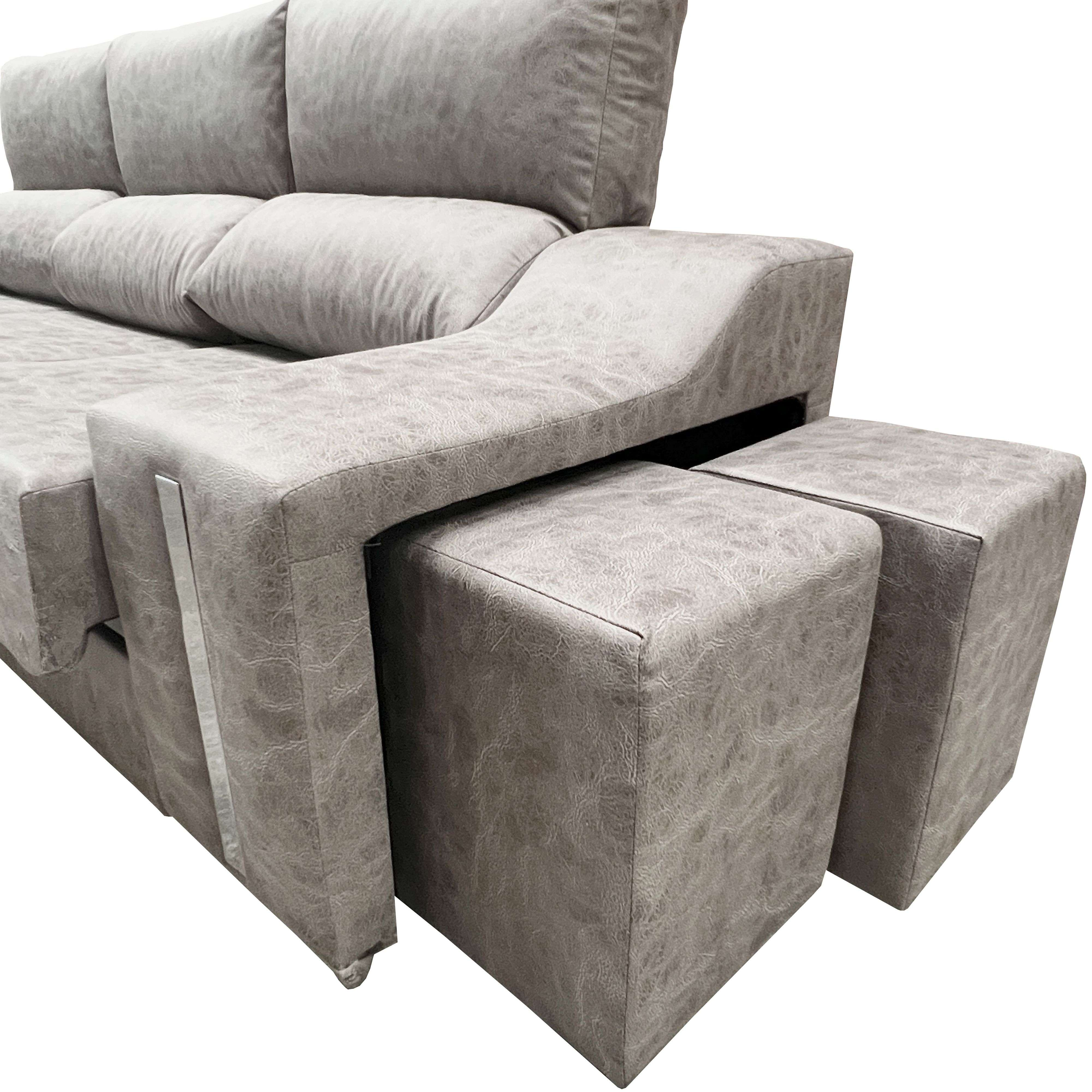 Sofá gris con otomanas, tapizado moderno con detalles metálicos.