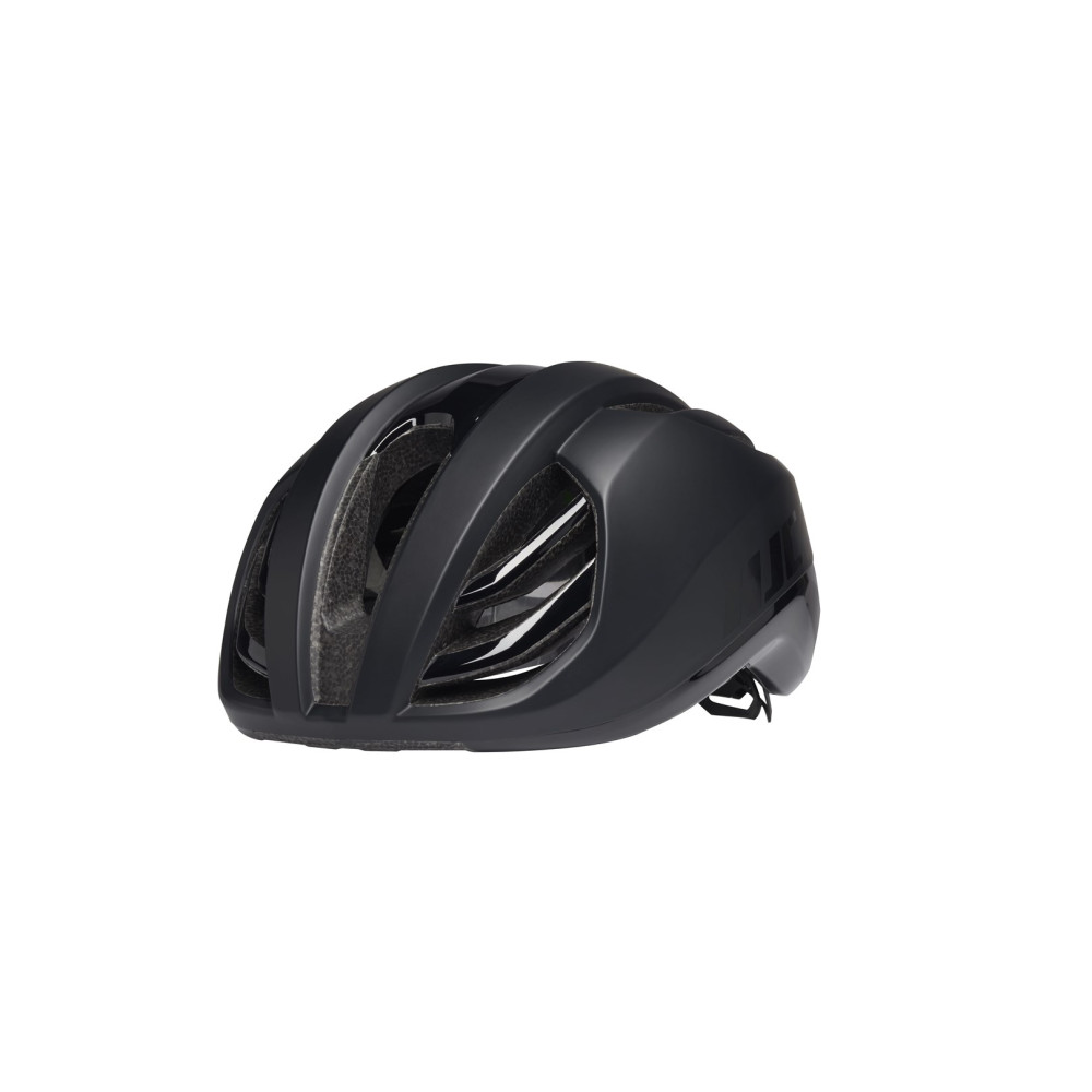 Czarny kask rowerowy z otworami wentylacyjnymi i logo po stronie.