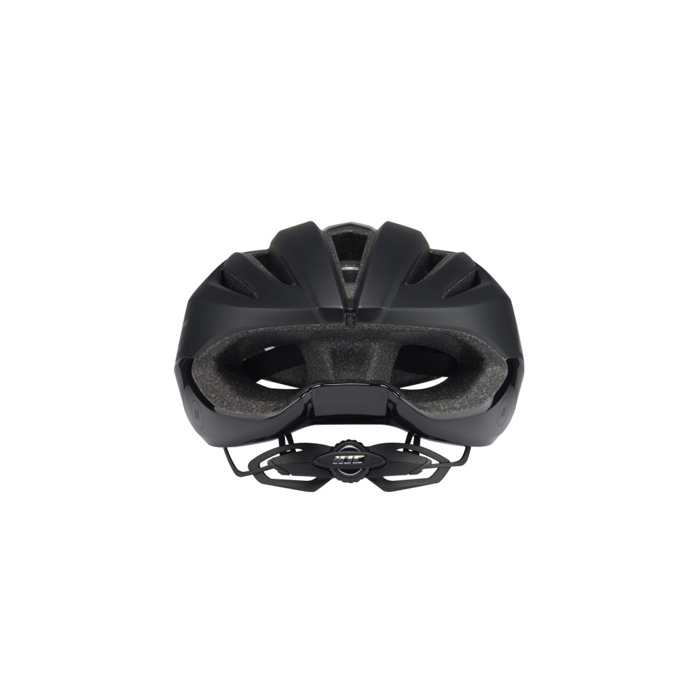 Czarny kask rowerowy widziany od tyłu z mechanizmem regulacji.