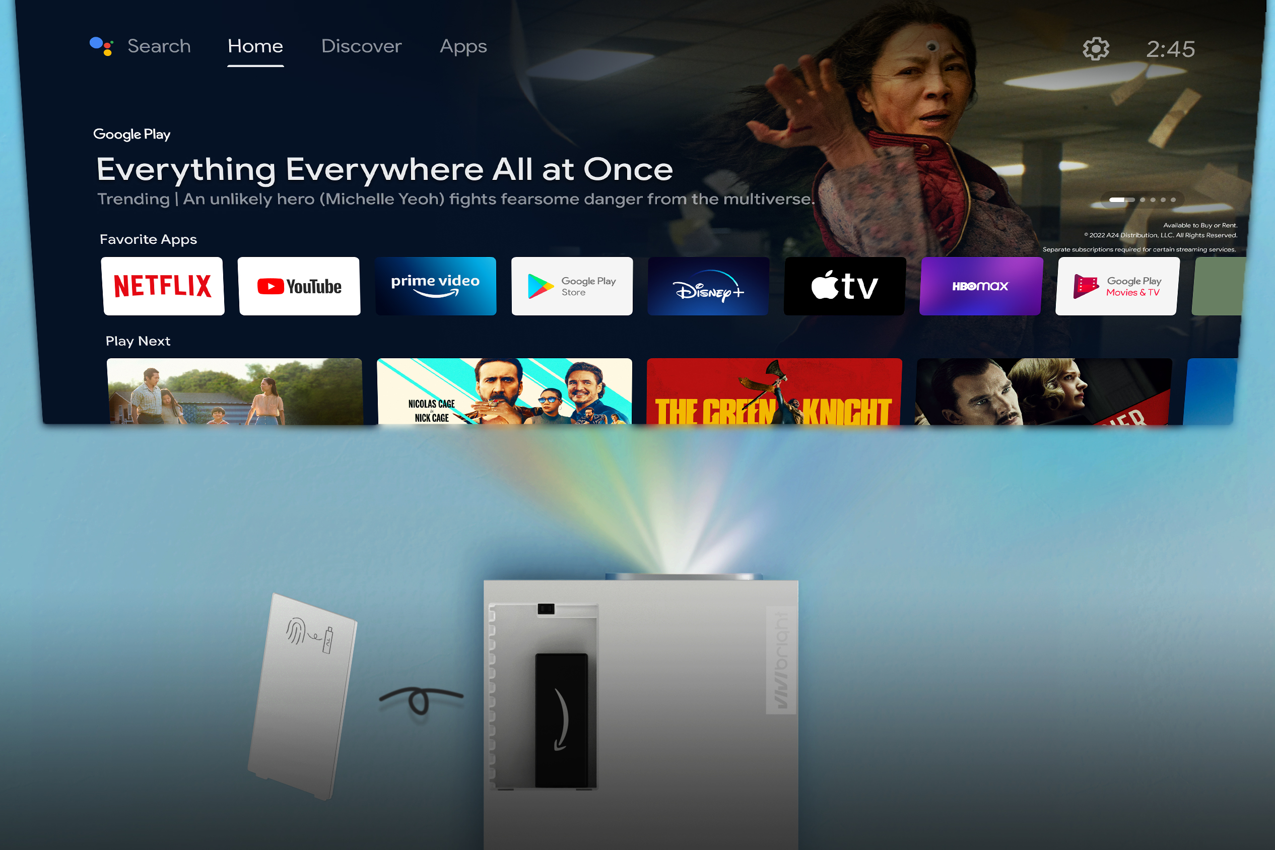 Pantalla de inicio de Smart TV con tráileres de películas y aplicaciones. Un proyector proyecta luz.