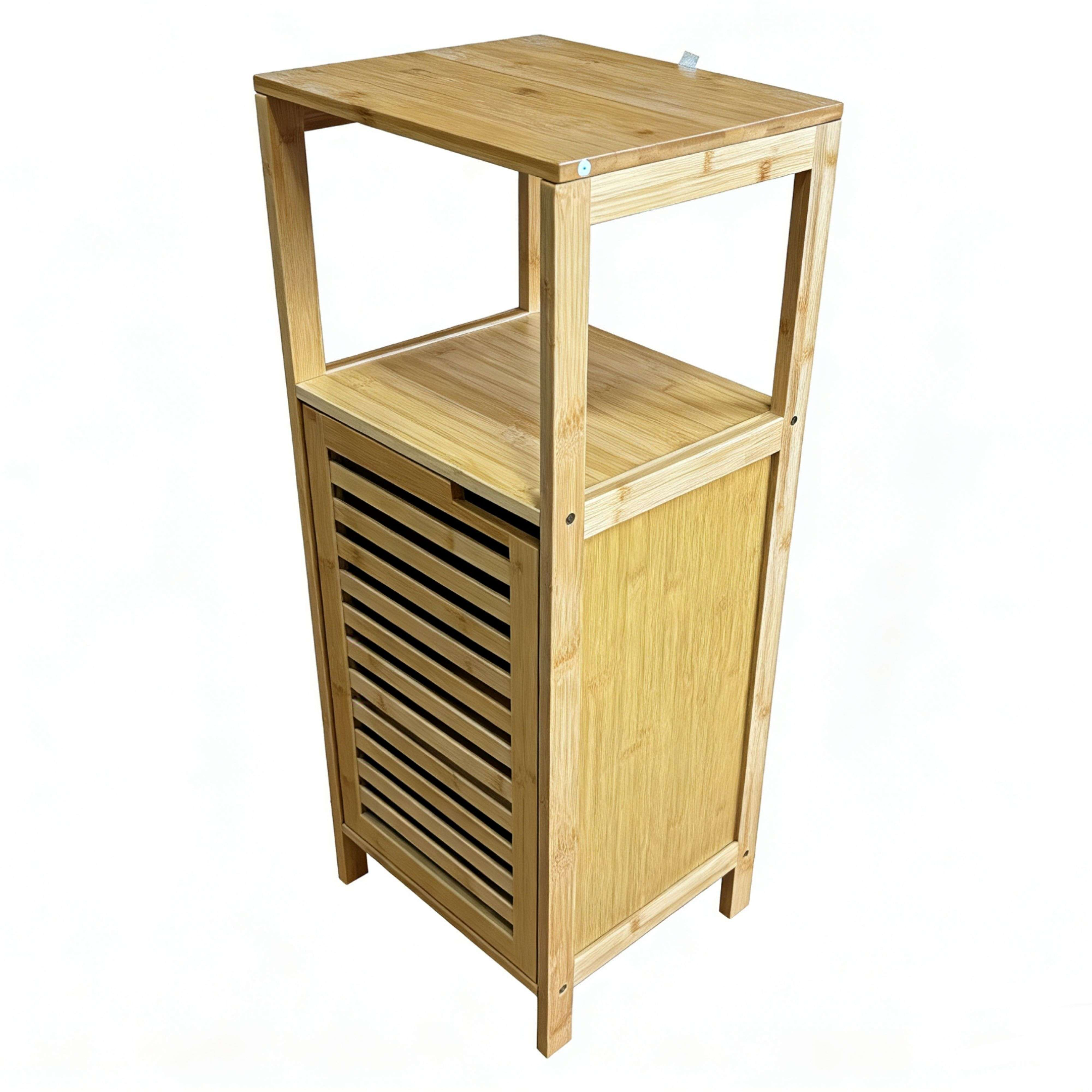 Mesita de noche estrecha de madera con estante abierto y compartimento con puerta de listones.
