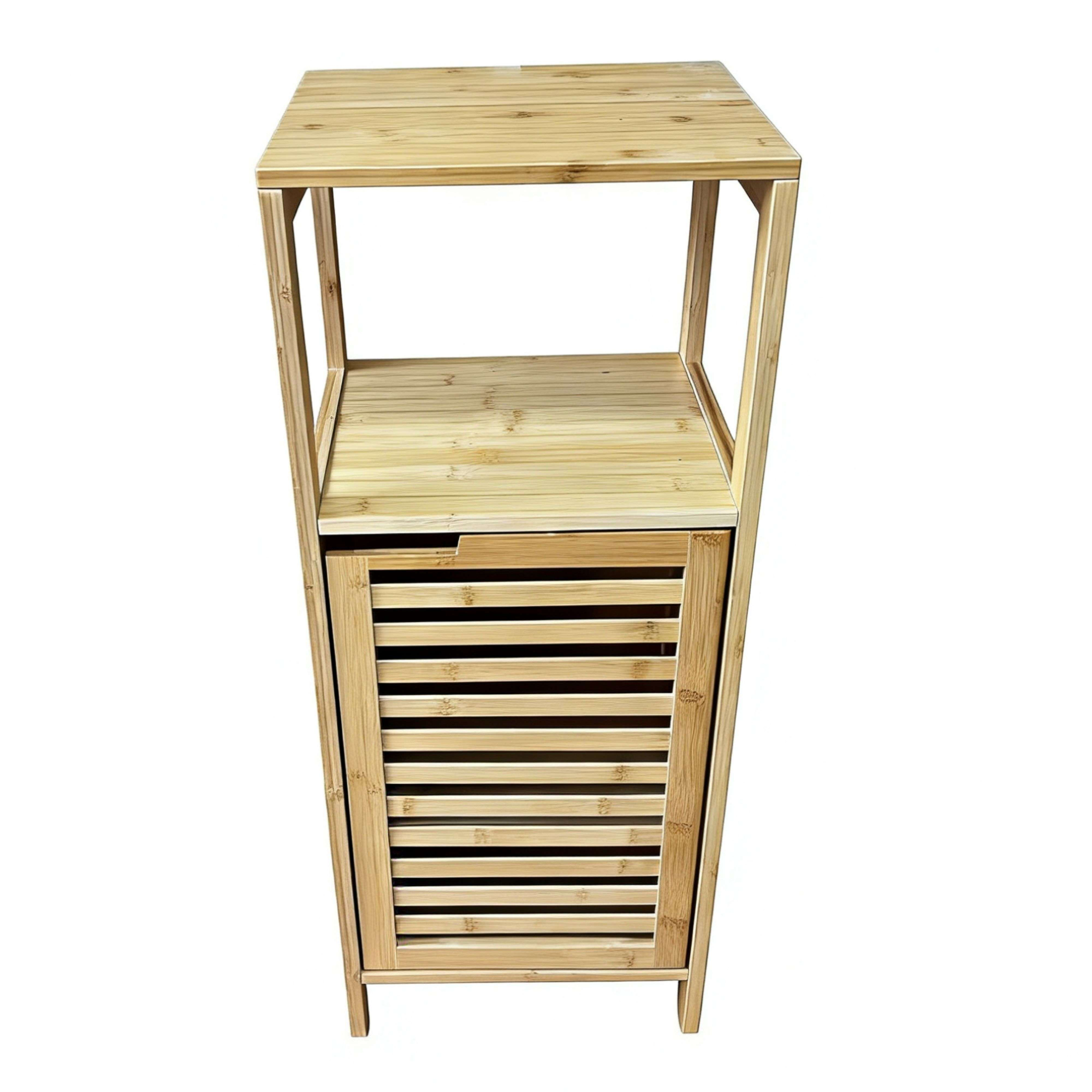 Un estante estrecho y rectangular de bambú con dos baldas abiertas y una puerta.