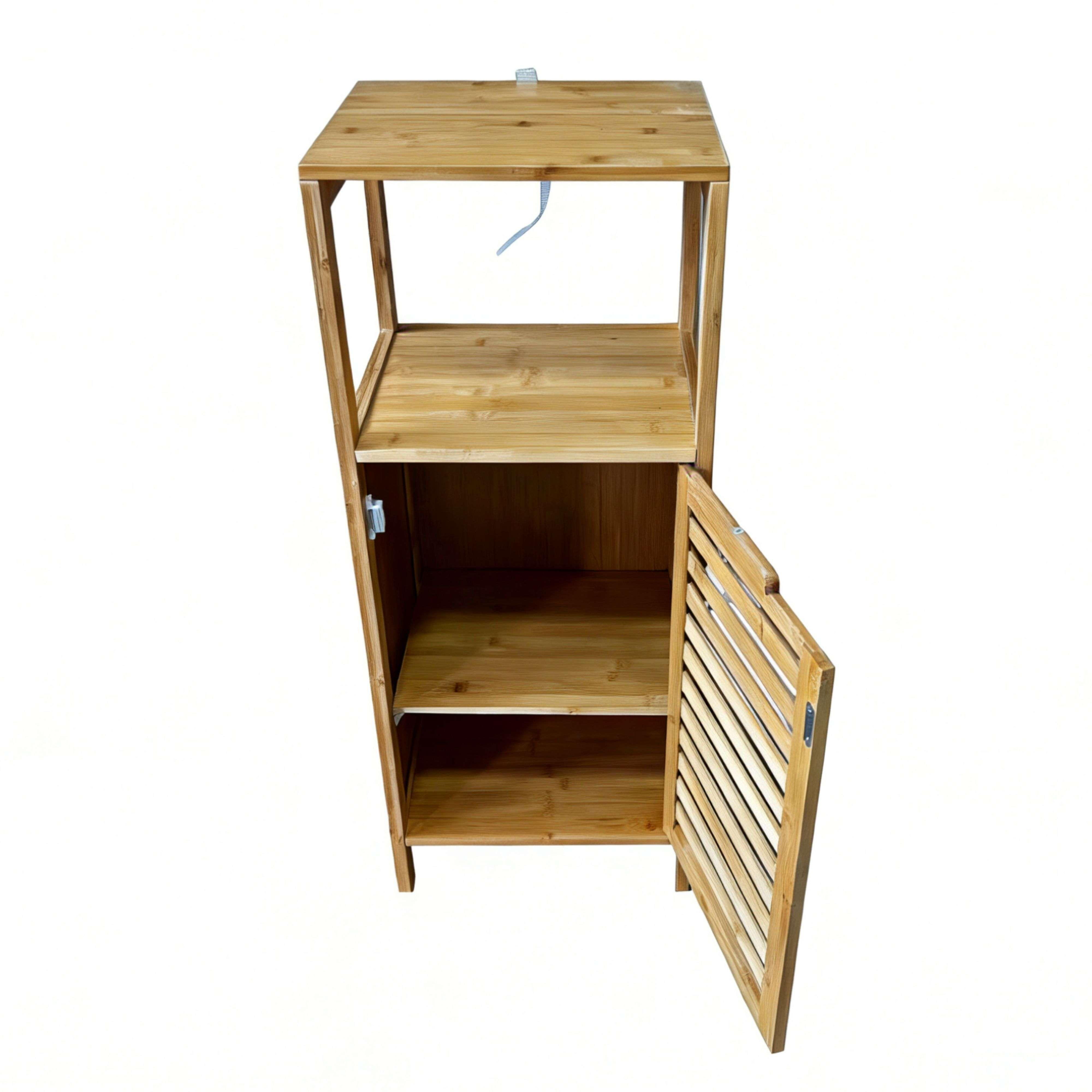 Una mesa auxiliar de madera con tres estantes y una puerta abierta.