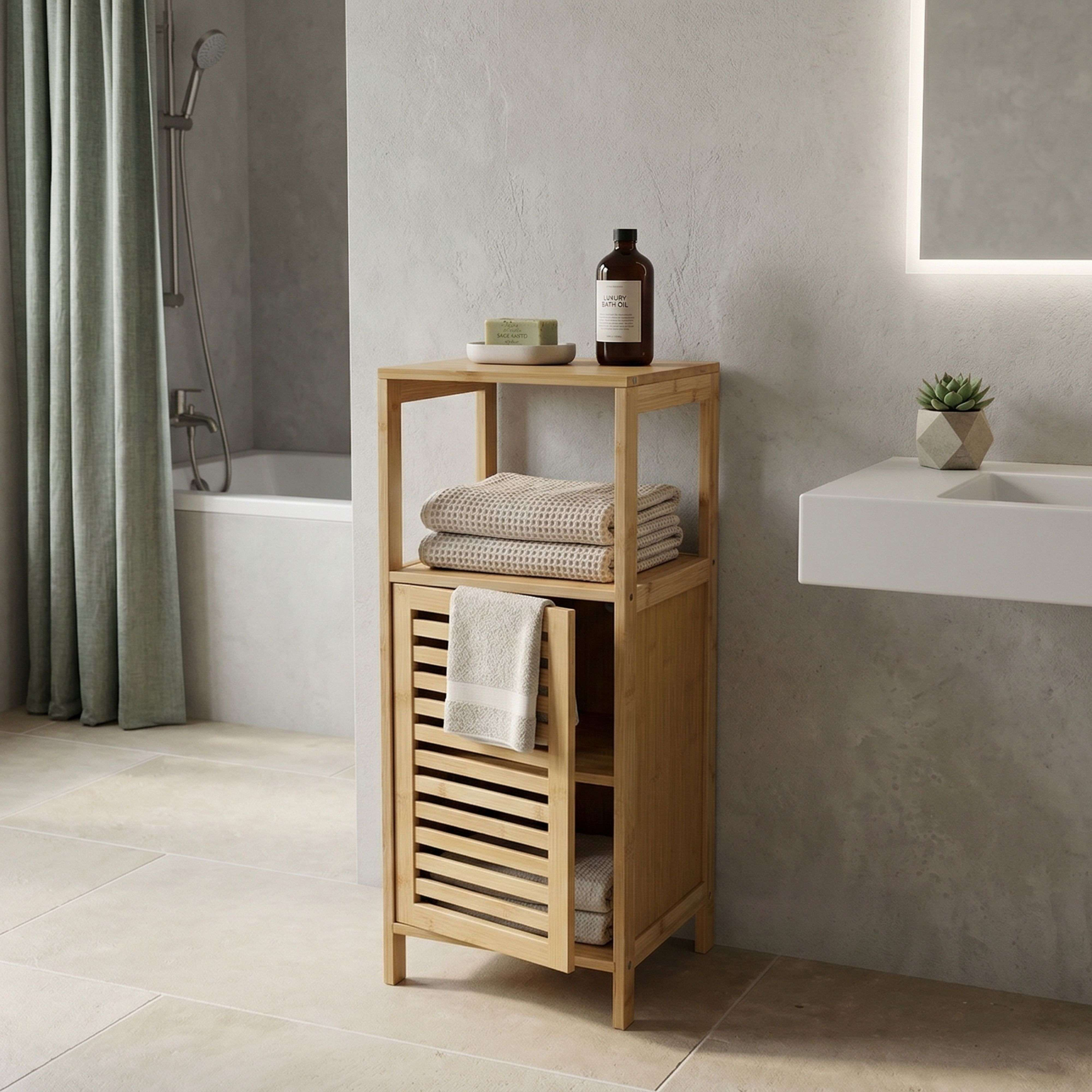 Un mueble de baño de bambú con toallas, jabón y aceite junto a una bañera.