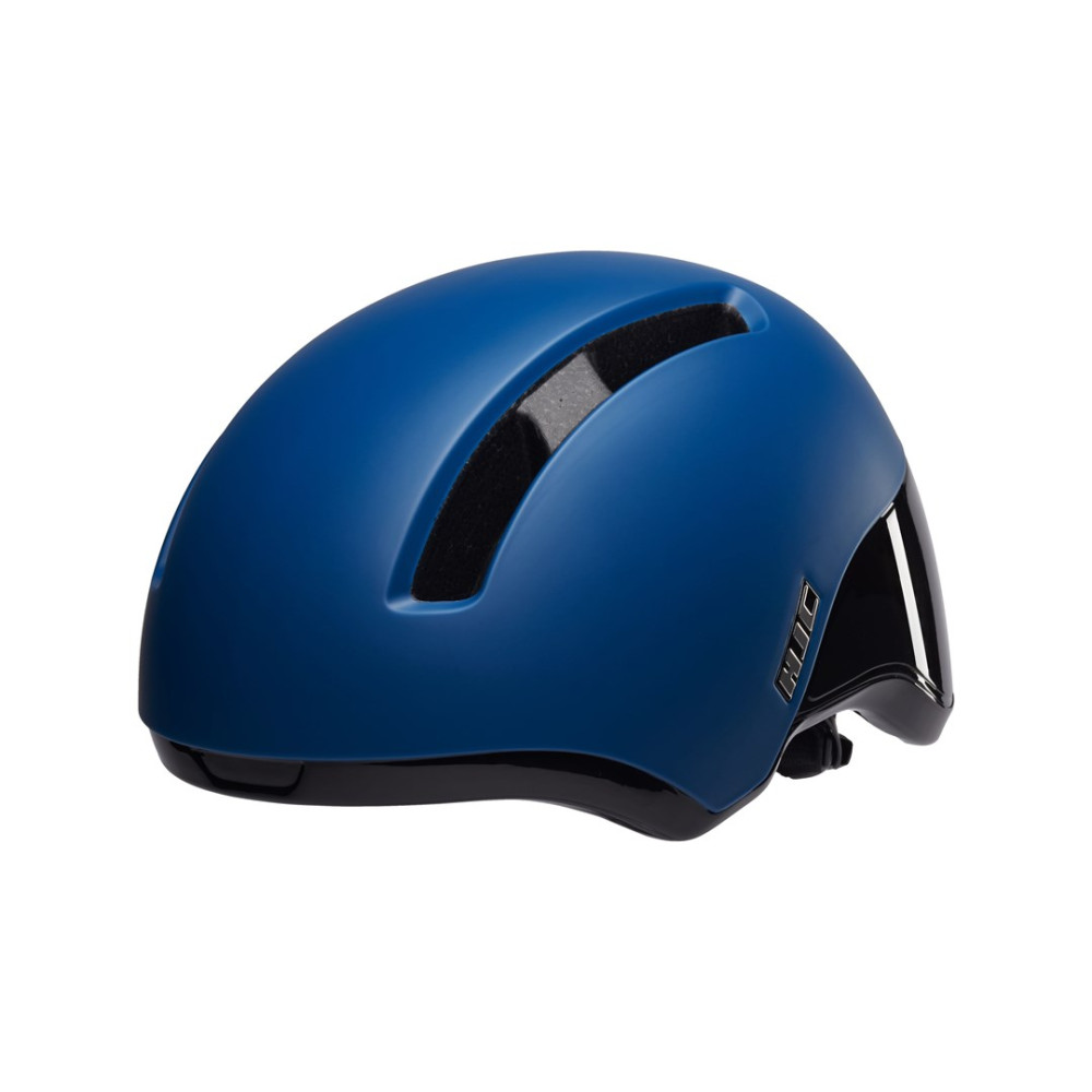 Niebieski kask rowerowy z otworami wentylacyjnymi i czarnymi detalami.