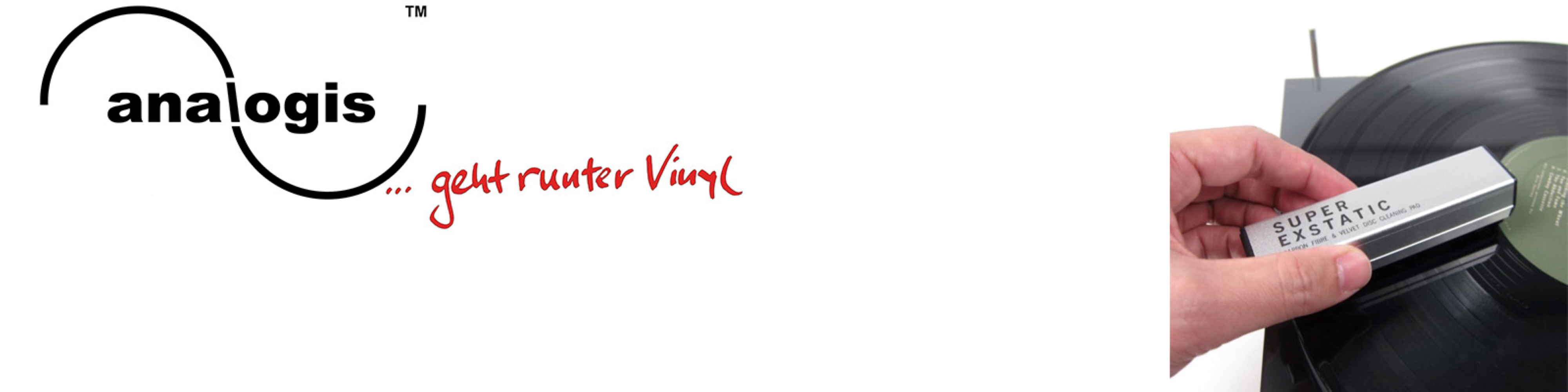 Palec czyści płytę winylową za pomocą urządzenia antystatycznego.