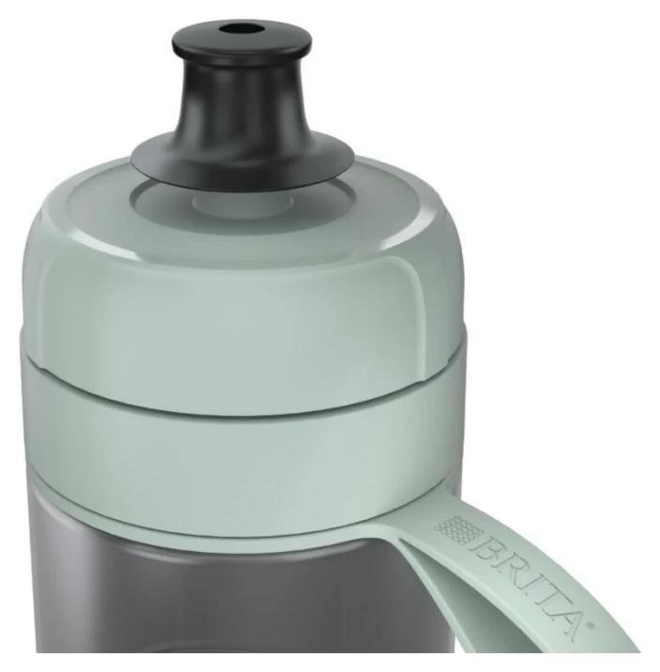 Primo piano di una borraccia Brita grigia con coperchio e manico verde chiaro.
