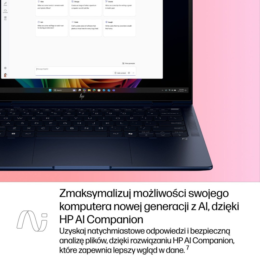 Ciemnoniebieski laptop HP z otwartym interfejsem i klawiaturą na różowym tle.
