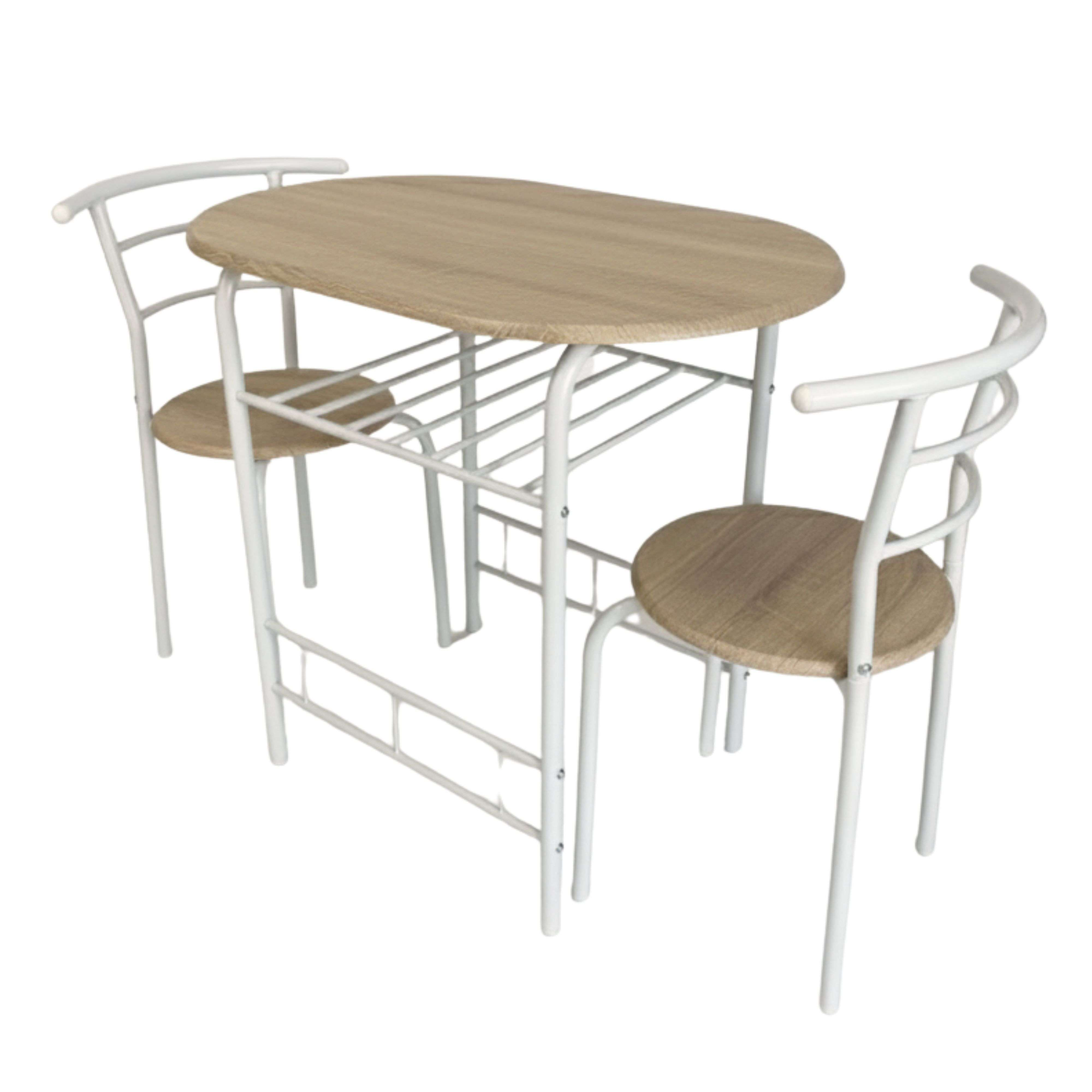 Una mesa ovalada con veta de madera y dos sillas blancas con asientos de madera.
