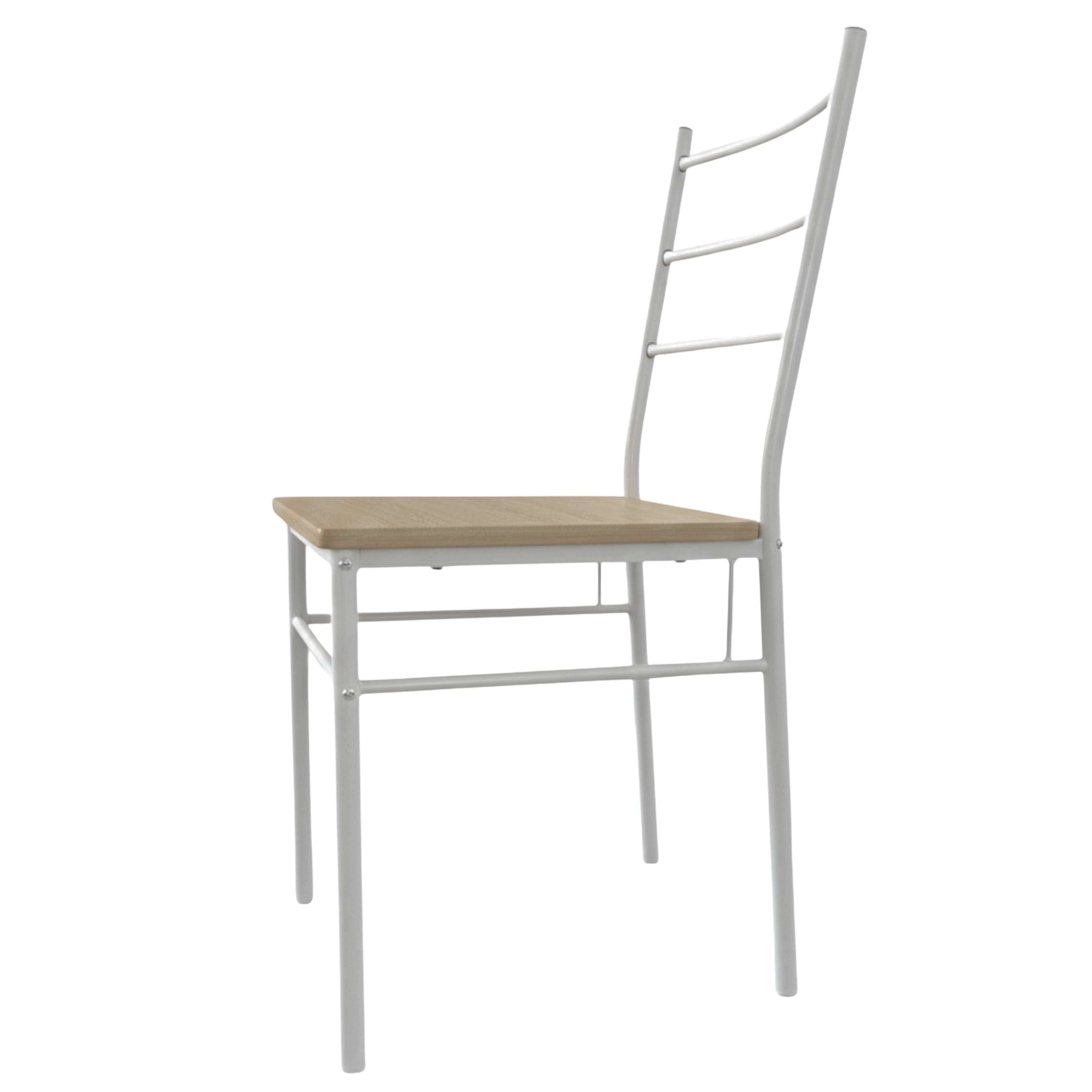 Una silla blanca con asiento de madera y respaldo de escalera sobre fondo blanco.