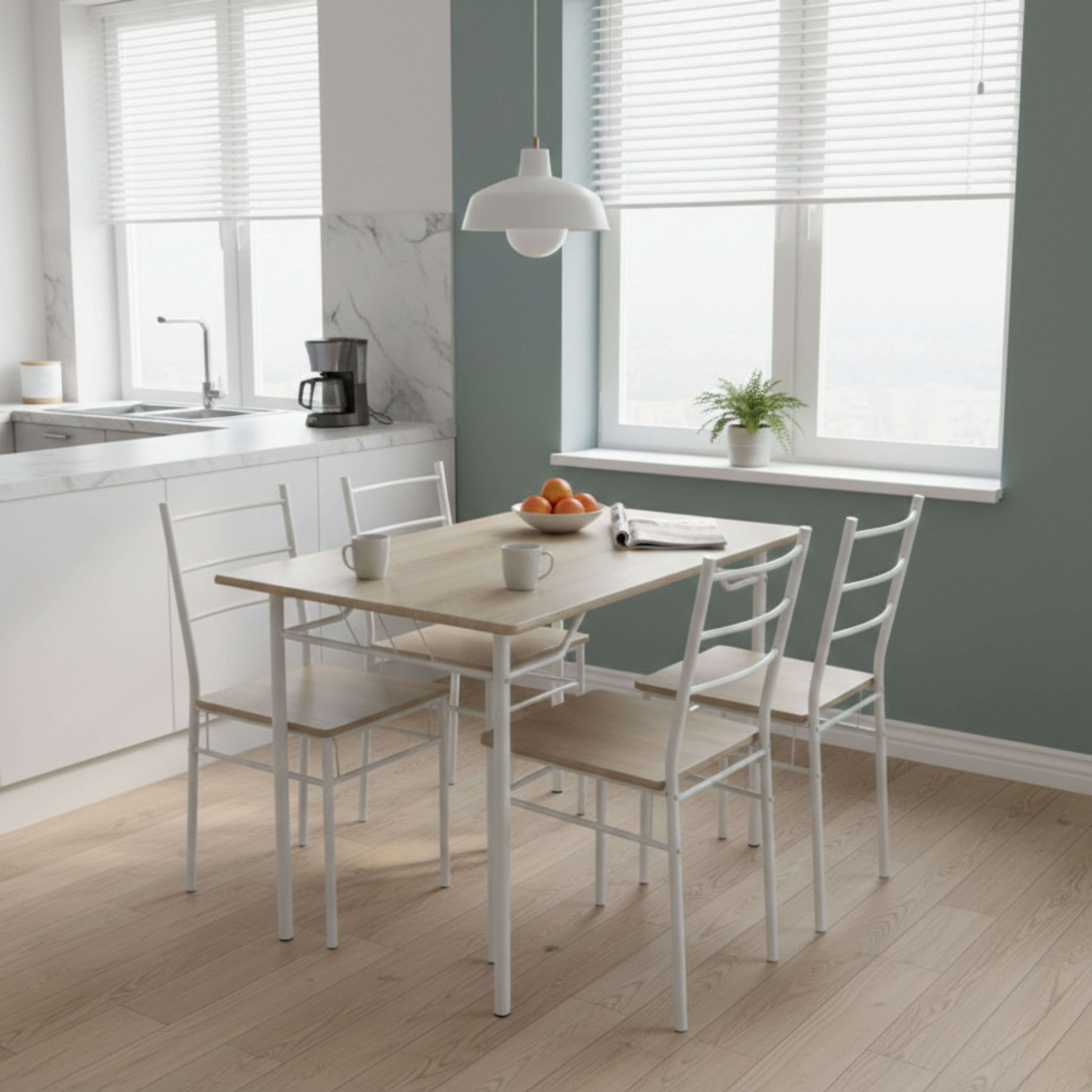 Una mesa de comedor de madera con cuatro sillas blancas en una cocina luminosa.