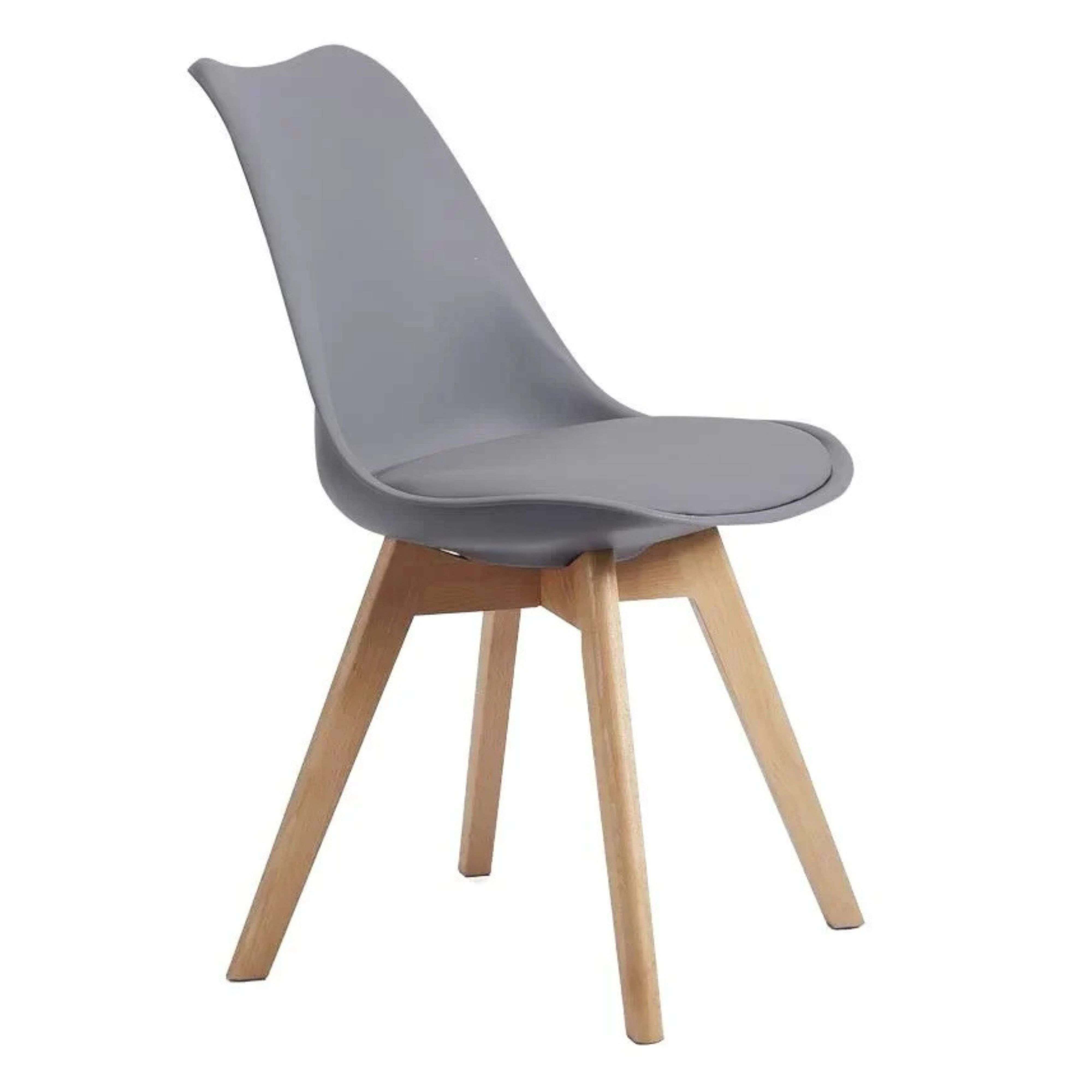 Una silla gris con patas de madera sobre fondo blanco.