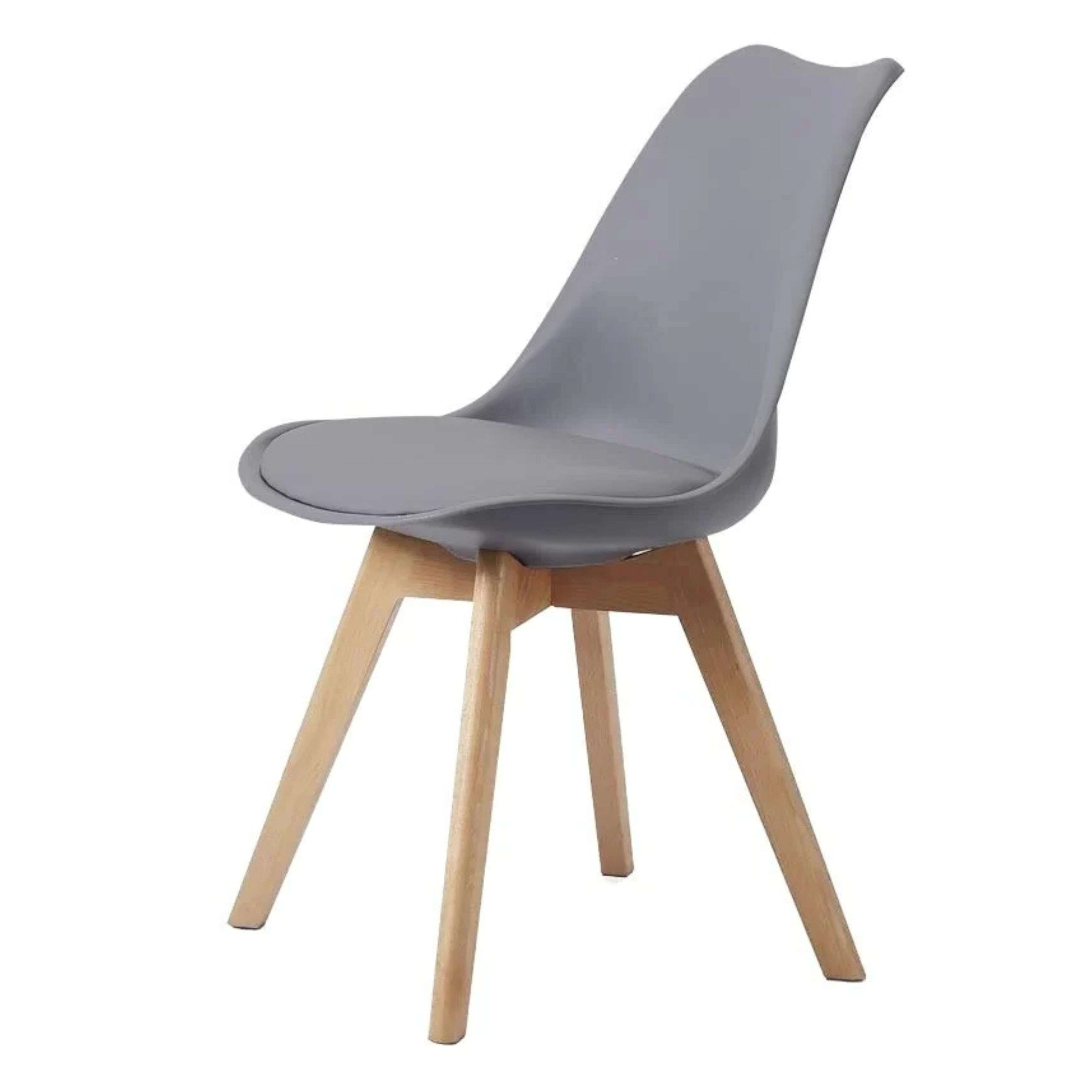 Silla gris con patas de madera.